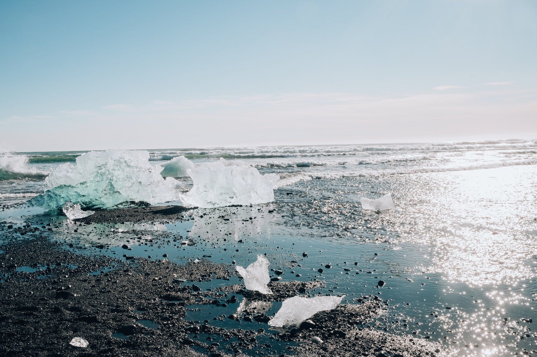 Jökulsárlón și ghețarii din sud-estul Islandei: 12 lucruri de văzut și făcut 5 bucăți de gheață transparente pe plaja neagră Diamond Beach din Islanda