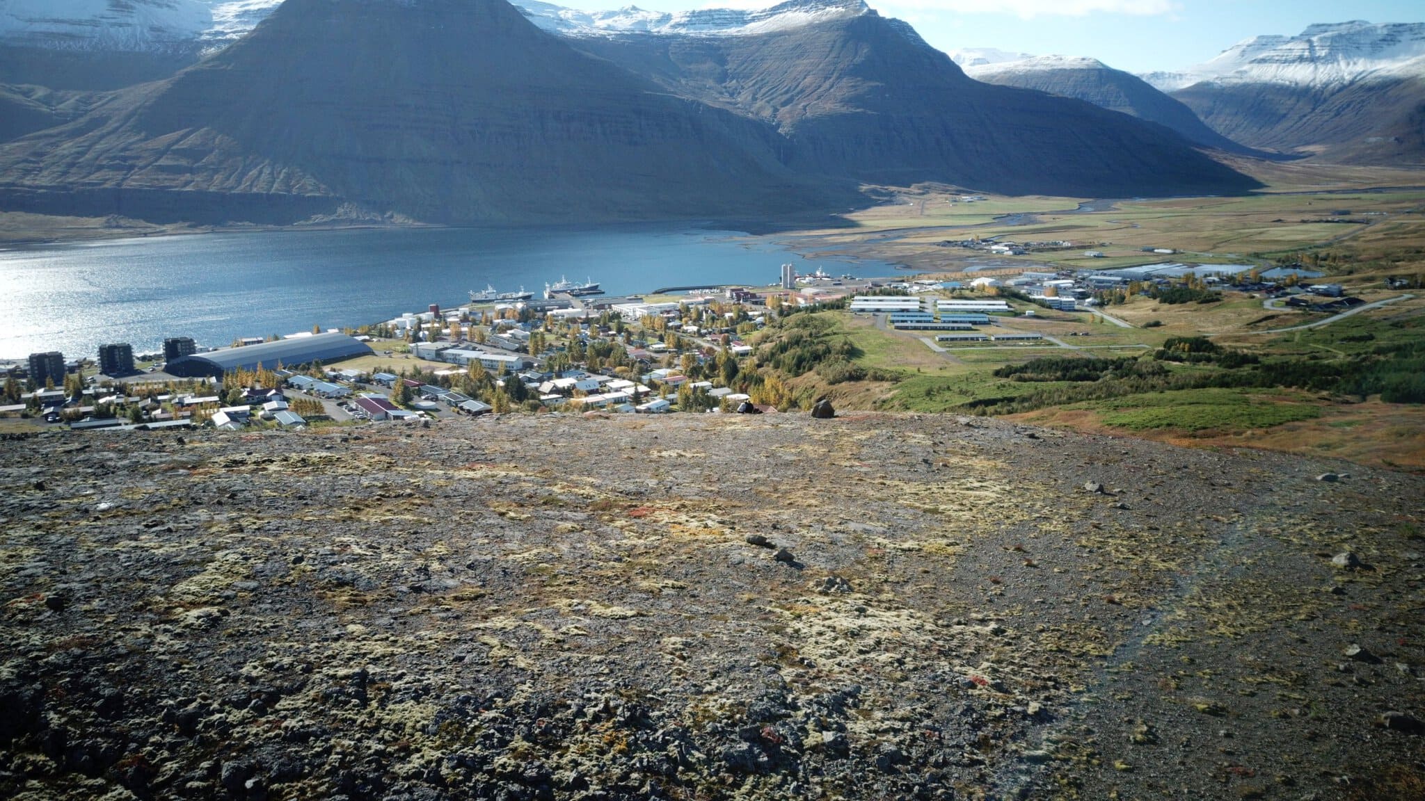 Fiordurile de Est ale Islandei: 12 lucruri de văzut și de făcut 5 orașul Neskaupstaður înconjurat de fiord și munți înzăpeziți