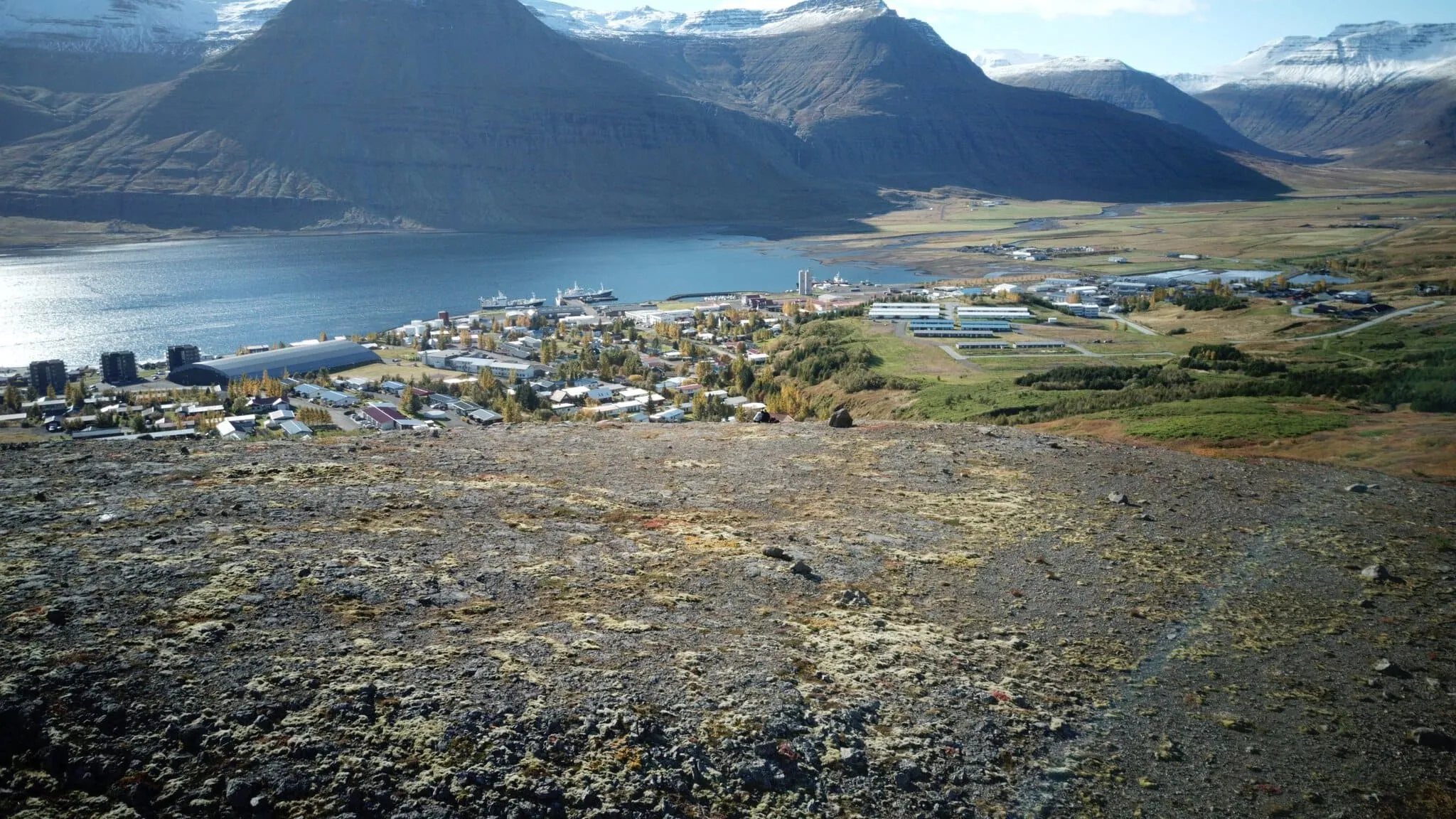 Fiordos del este de Islandia: 12 cosas que ver y hacer 5 Ciudad de Neskaupstaður rodeada por el fiordo y montañas nevadas