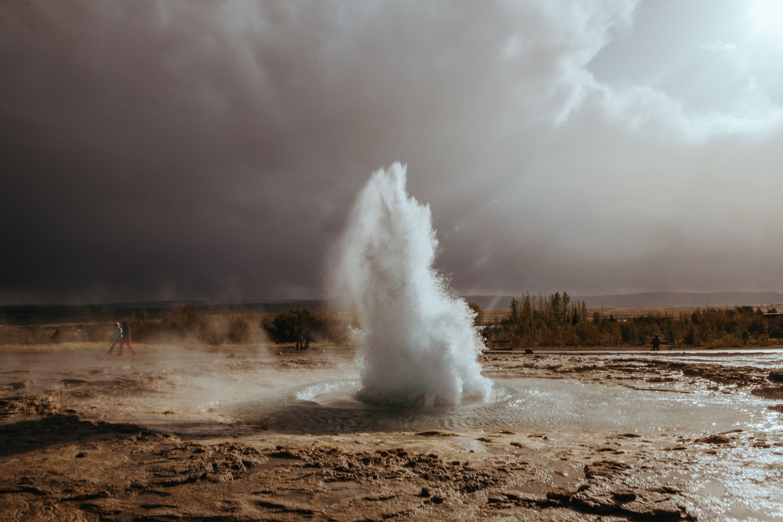 Gejzír Strokkur vystřikující vodu v geotermální oblasti Geysir