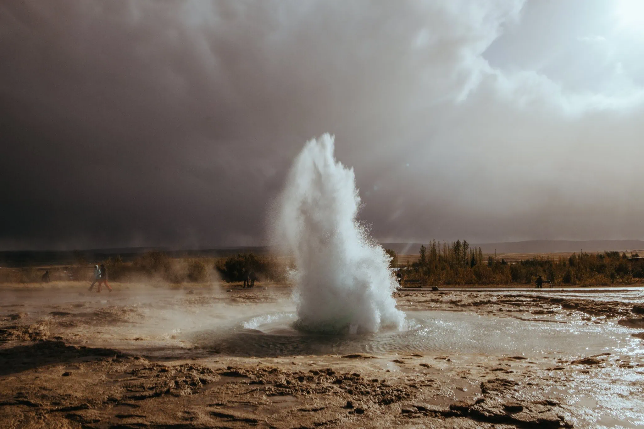 Golden Circle IJsland: complete gids voor 2026 6 Geiser Strokkur die water de lucht in spuit in het geothermische gebied Geysir