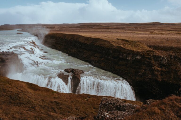Mohutný vodopád Gullfoss na Zlatém okruhu na Islandu
