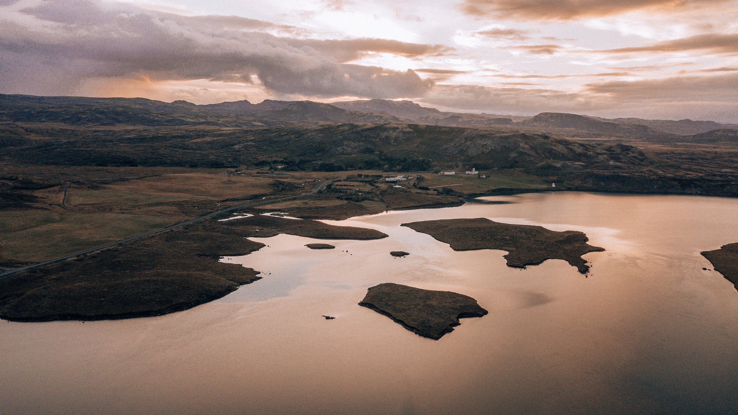 Národní park Þingvellir s tektonickou trhlinou mezi kontinenty z ptačí perspektivy