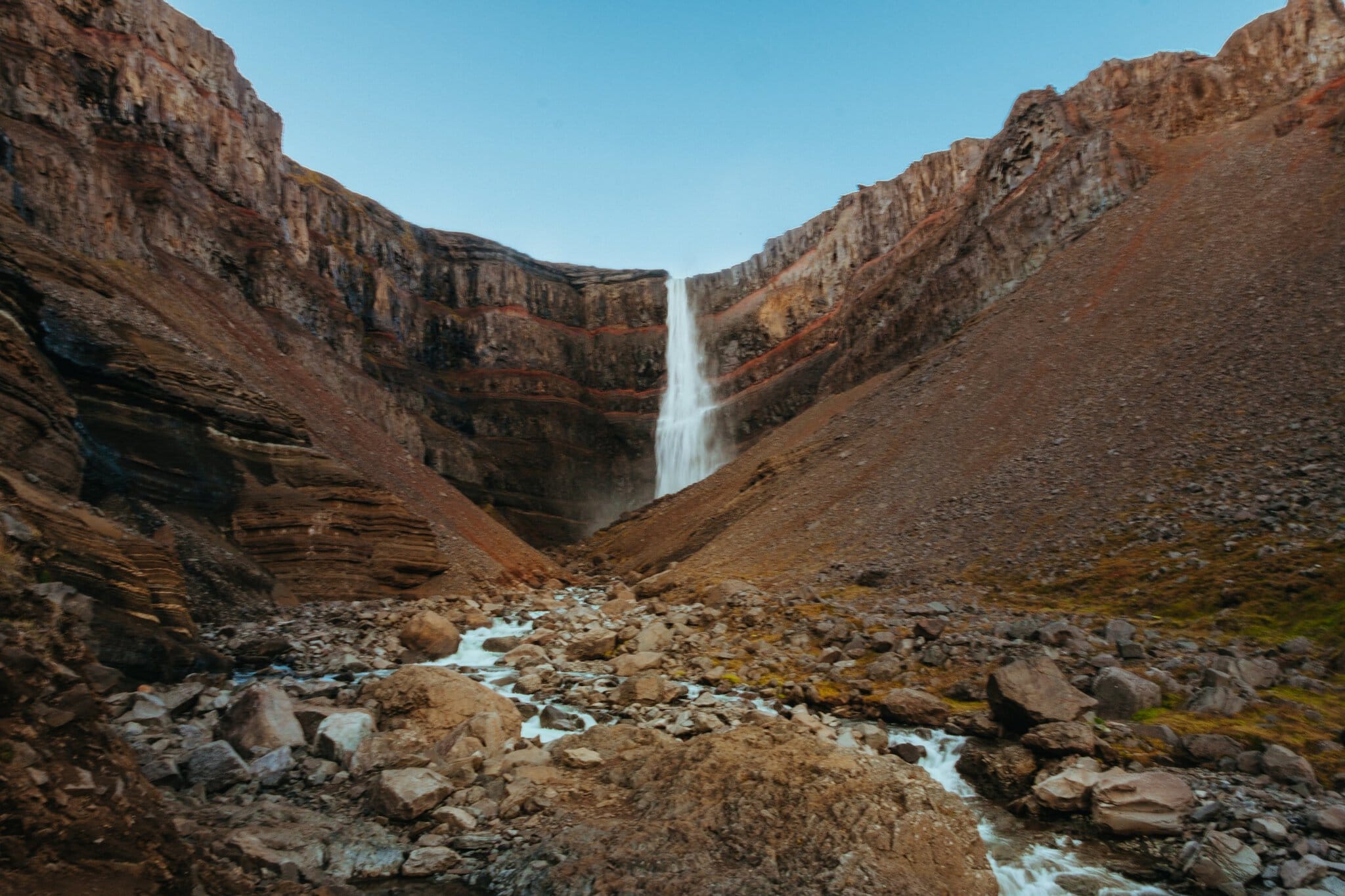 Fiordurile de Est ale Islandei: 12 lucruri de văzut și de făcut 9 cascada Hengifoss în canionul bazaltic roșu din Islanda