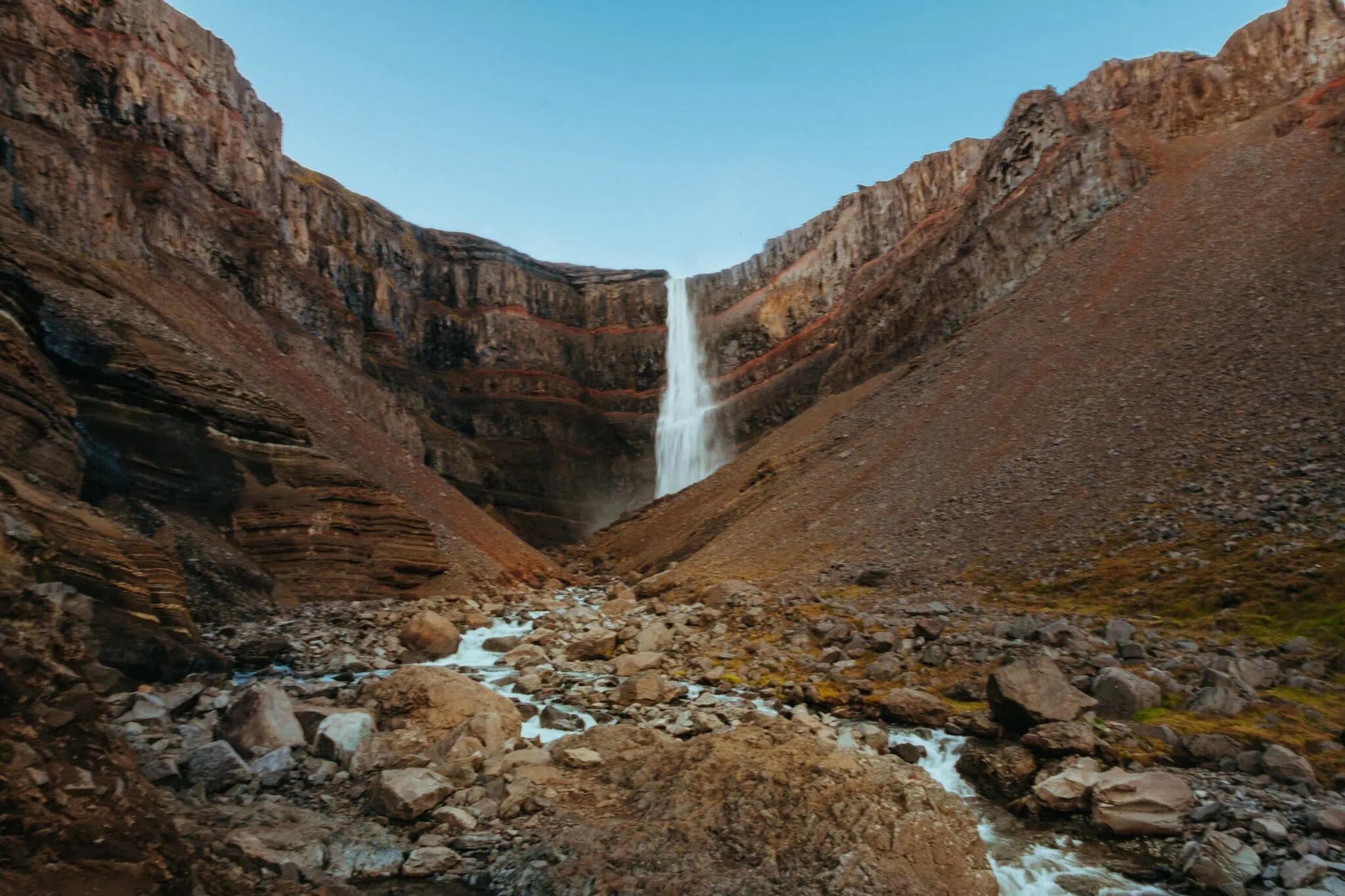 Fiordos del este de Islandia: 12 cosas que ver y hacer 9 Cascada Hengifoss en un cañón de basalto rojo en Islandia