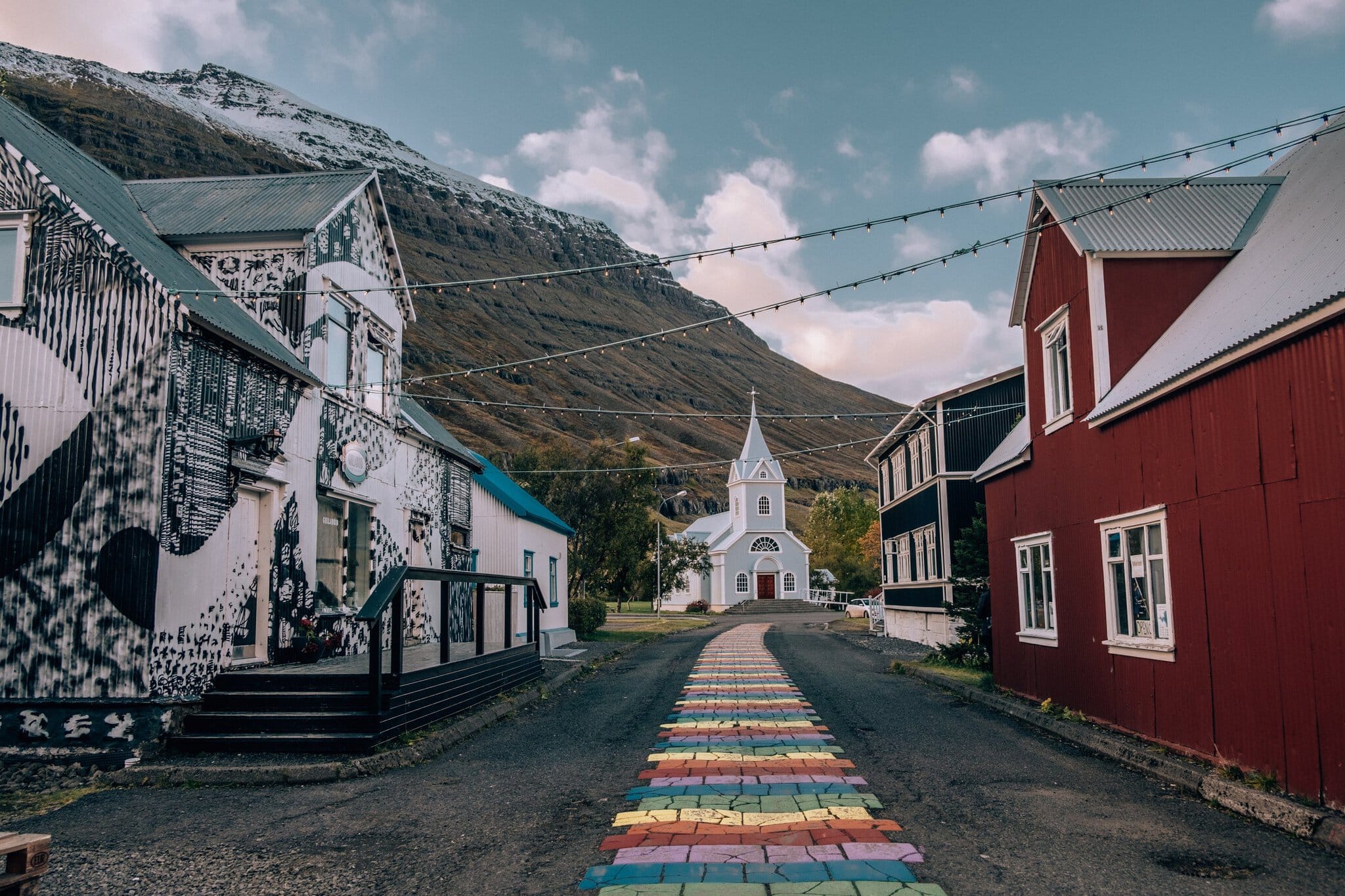 Fiordurile de Est ale Islandei: 12 lucruri de văzut și de făcut 1 Strada curcubeu și biserica albastră din Seyðisfjörður, Islanda