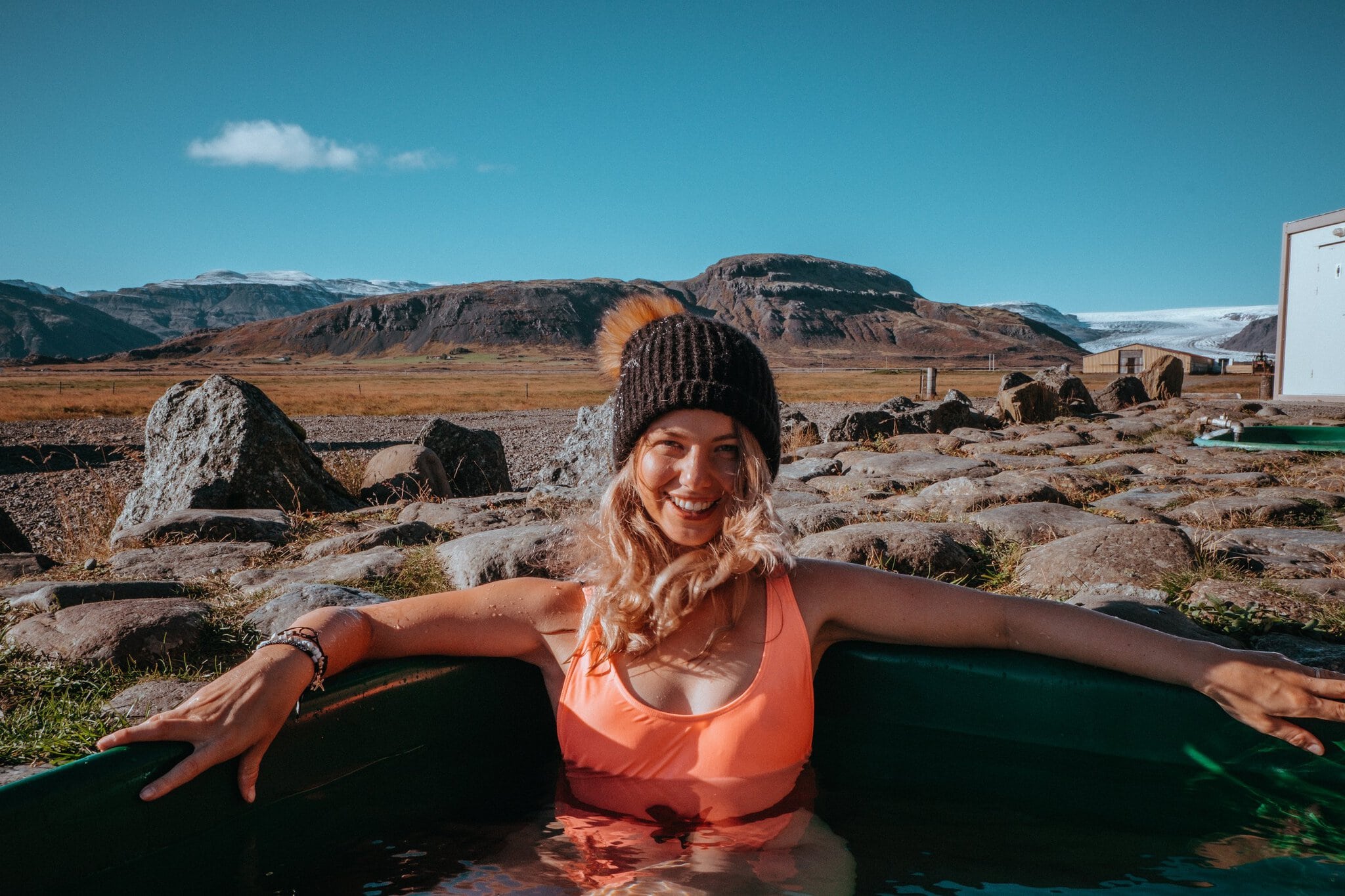 16 cele mai frumoase izvoare termale din Islanda pe care trebuie să le vizitezi 6 femeie în bikini în izvorul termal Hoffell din Islanda