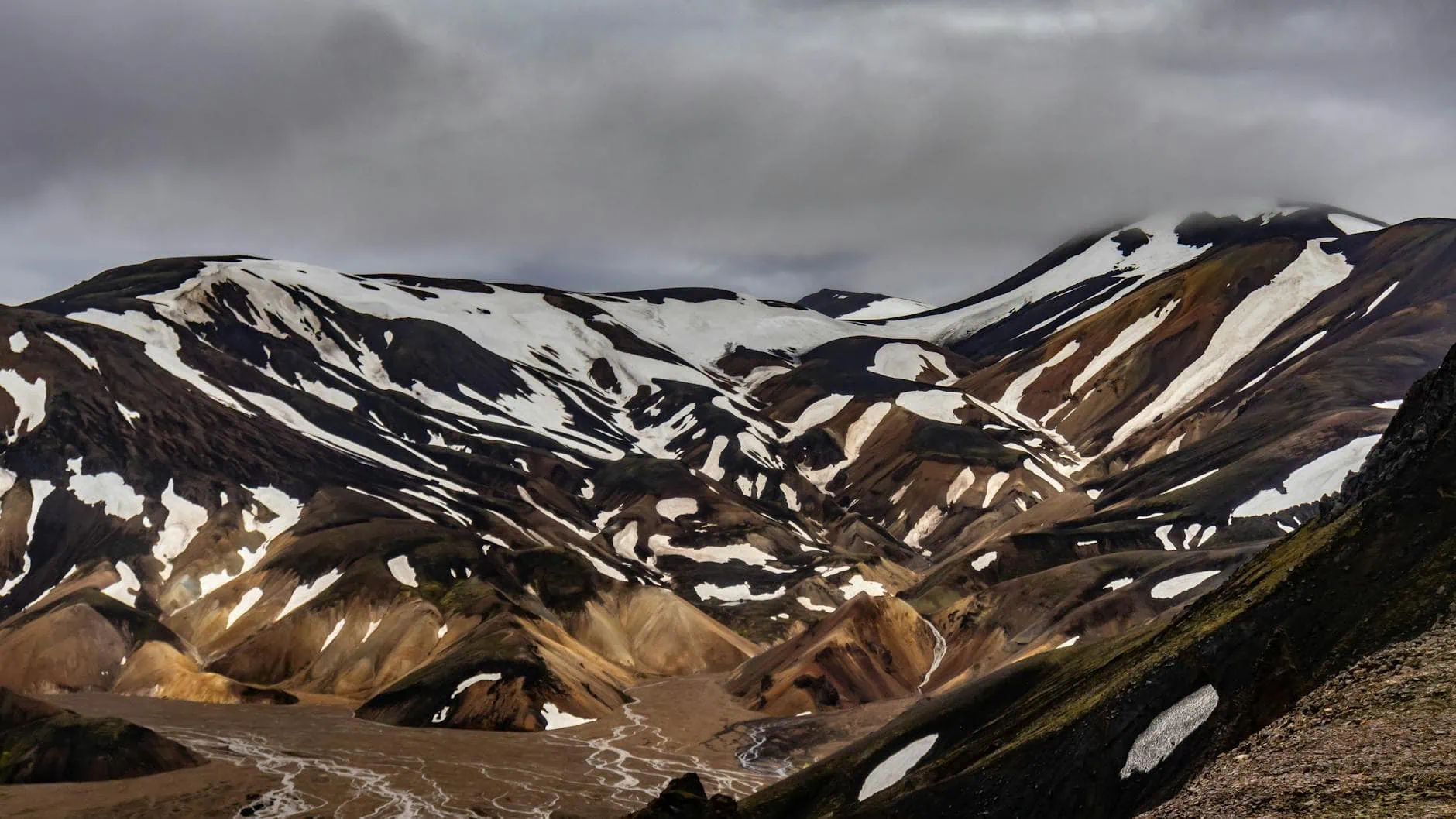 Islande : guide complet — que voir, quand partir et budget en 2026 17 L'intérieur des terres (Highlands) et les montagnes arc-en-ciel de Landmannalaugar