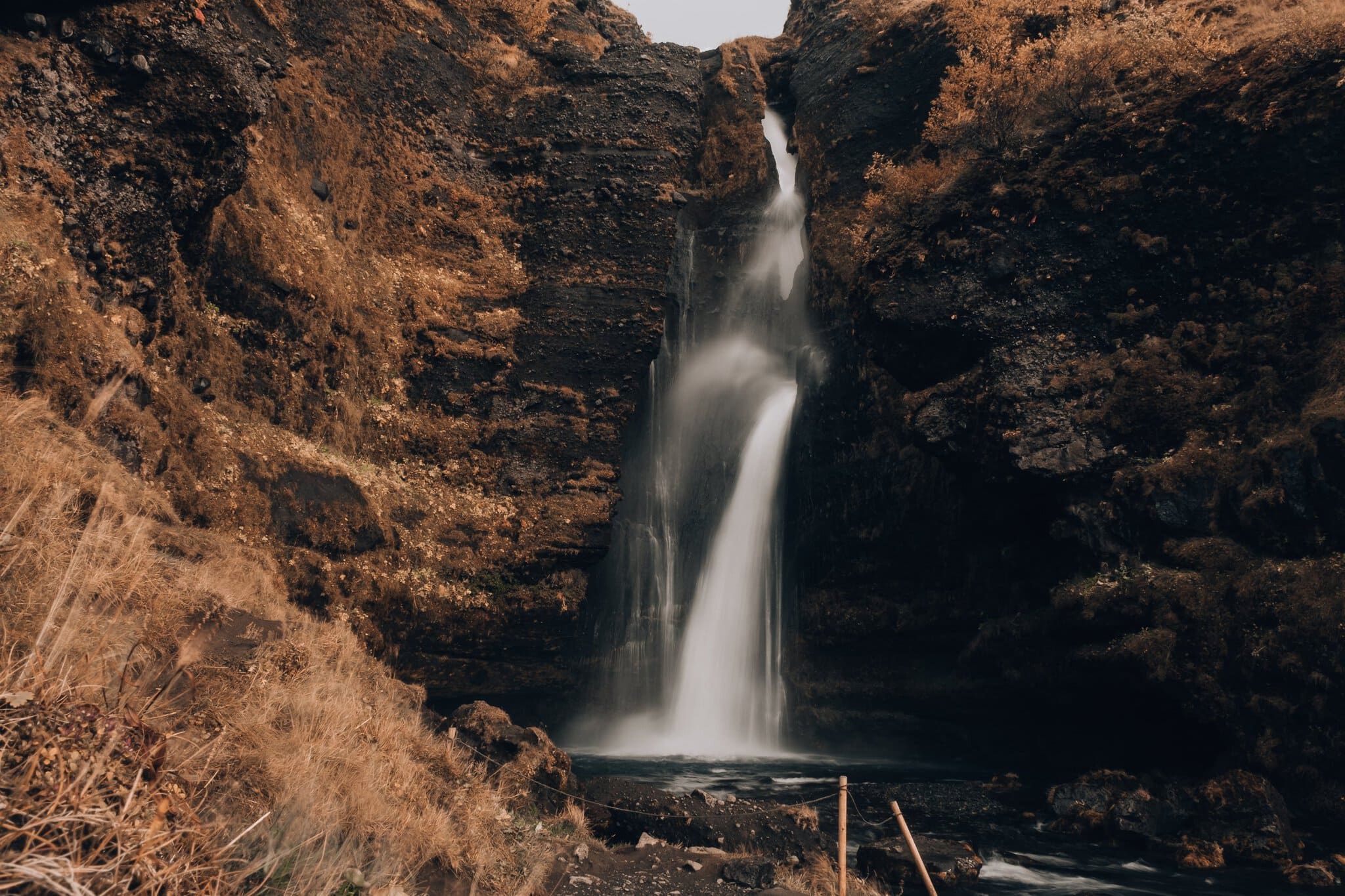 Cele mai frumoase cascade din lume: 16 locuri care te vor cuceri 1 Cascada ascunsă Gljúfrabúi într-o crăpătură de stâncă, Islanda