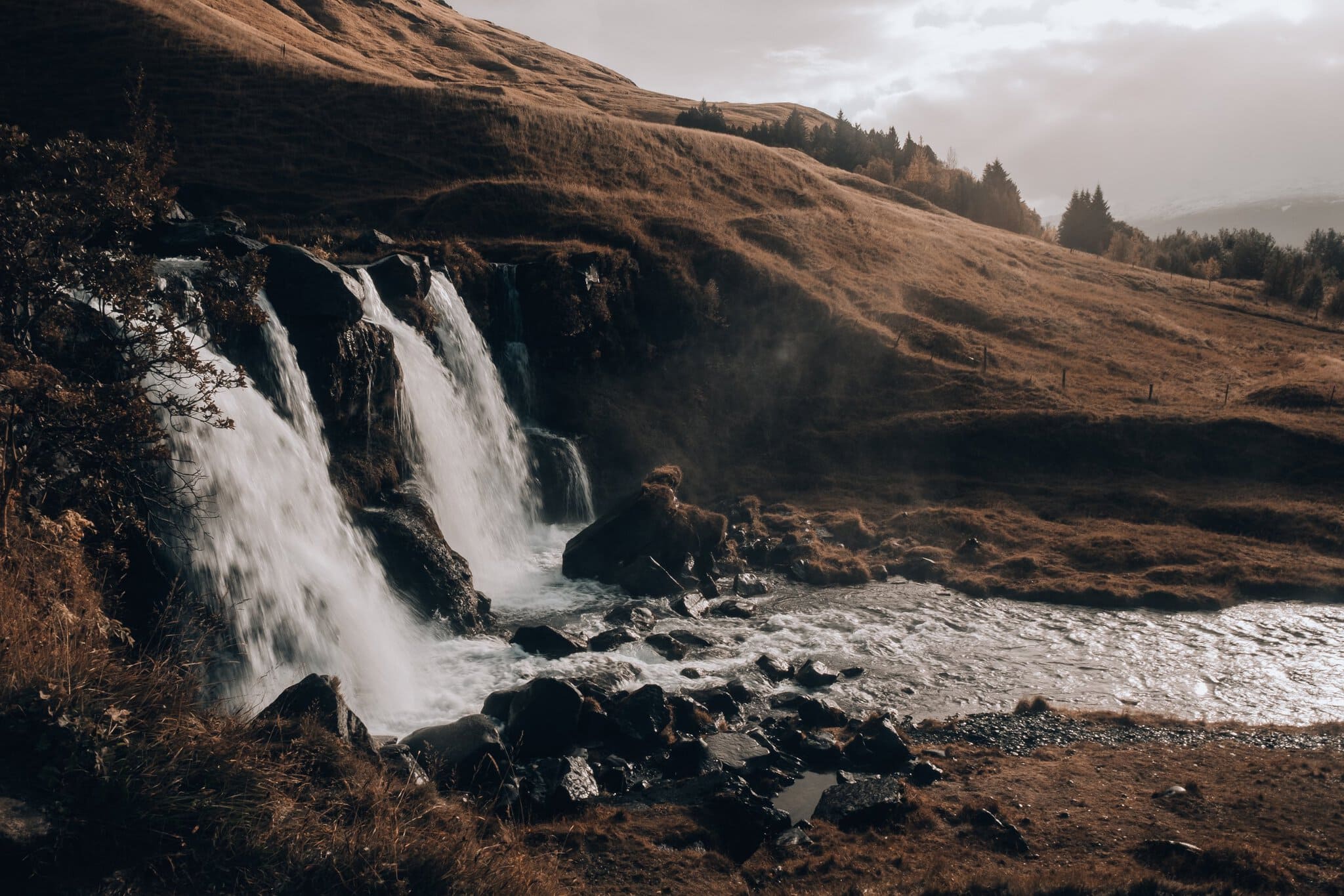 Cele mai frumoase cascade din lume: 16 locuri care te vor cuceri 6 Cascada Seljalandsfoss, în spatele căreia se poate trece, Islanda