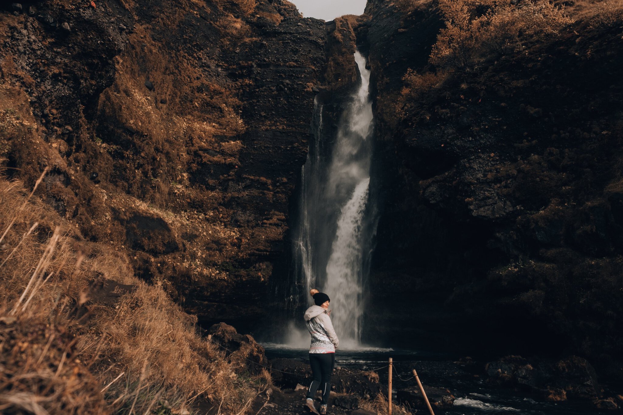 Costa sur de Islandia: 12 cosas que ver y hacer 6 Mujer admira la cascada Gljúfrabúi oculta en una grieta rocosa