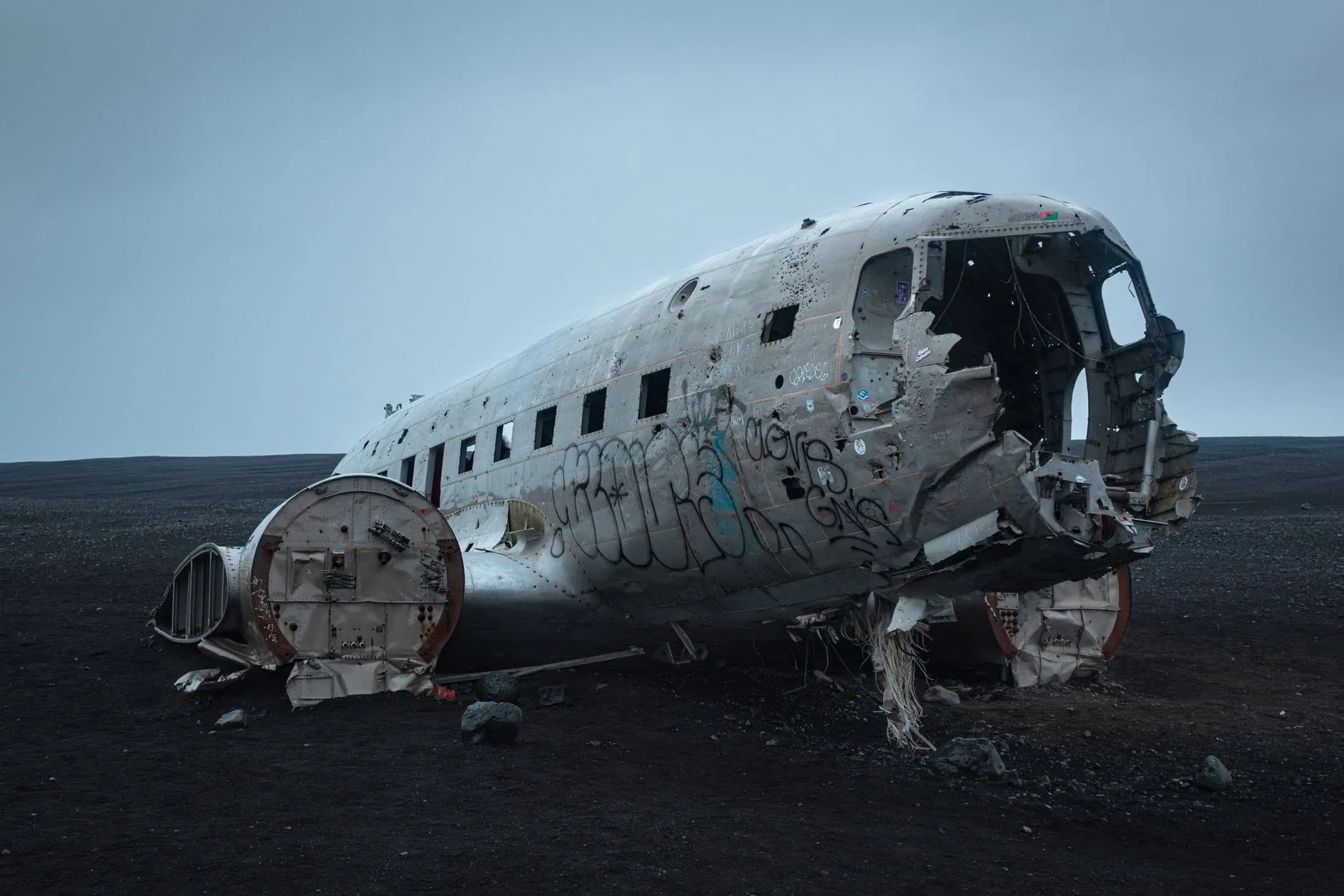 Zuidkust van IJsland: 12 tips voor wat je moet zien en doen 14 Het DC-3-vliegtuigwrak op de zwarte vlakte
