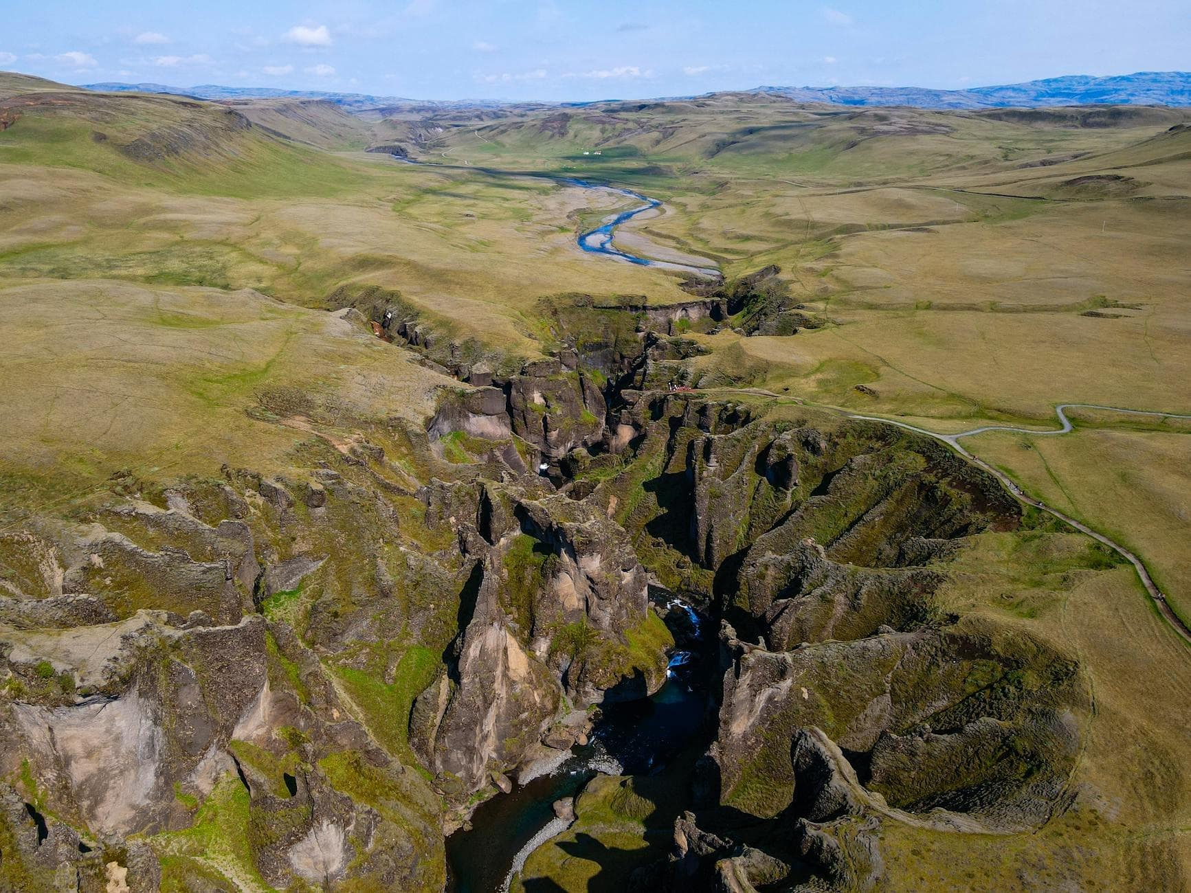 Costa sur de Islandia: 12 cosas que ver y hacer 8 El verde cañón de Fjaðrárgljúfur