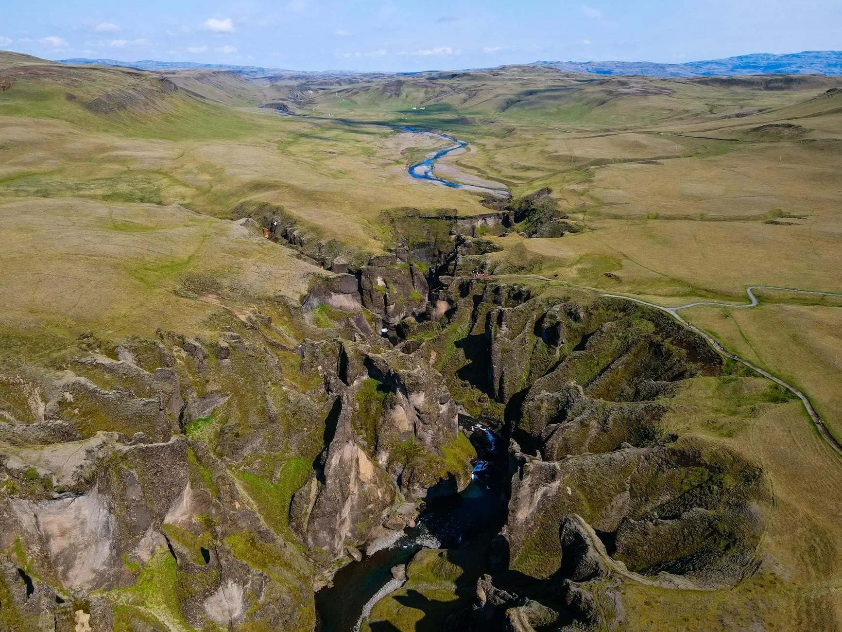Zuidkust van IJsland: 12 tips voor wat je moet zien en doen 8 De groene canyon Fjaðrárgljúfur