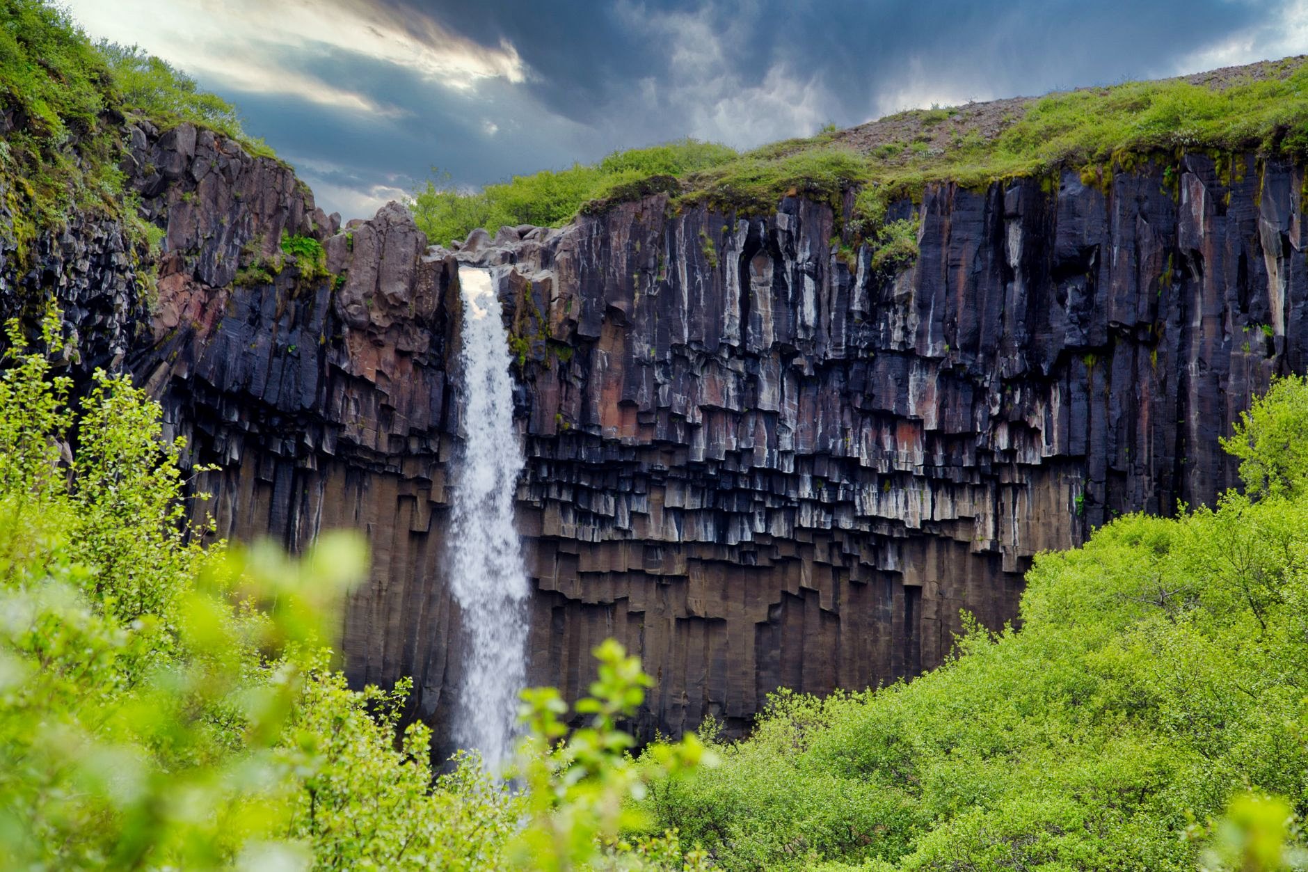 Jökulsárlón a ledovce jihovýchodního Islandu: 12 tipů, co vidět a dělat 11 Černý vodopád Svartifoss