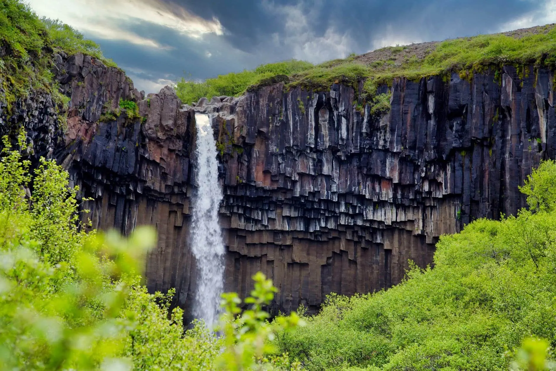 Jökulsárlón und die Gletscher Islands: 13 Tipps für den Südosten 11 Der schwarze Wasserfall Svartifoss
