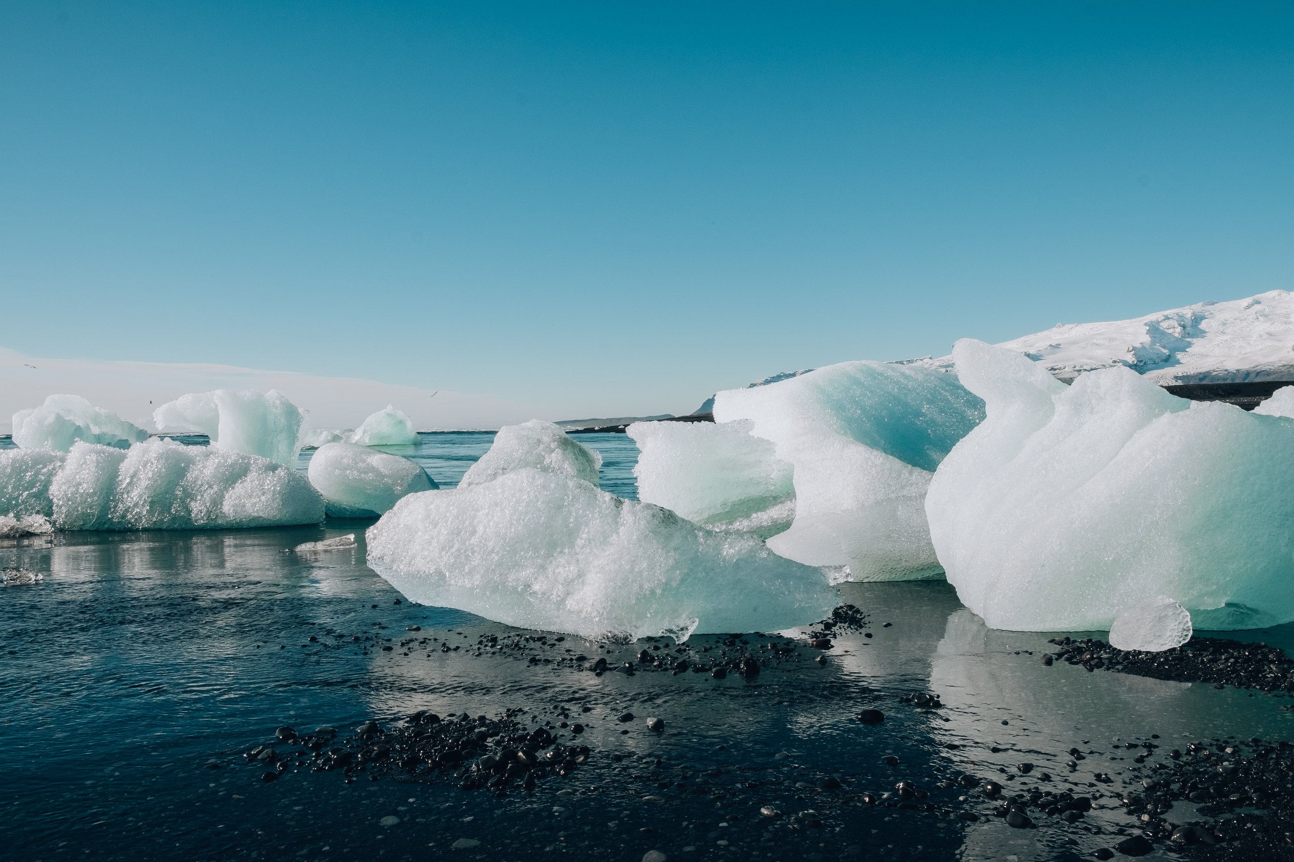 Jökulsárlón a ledovce jihovýchodního Islandu: 12 tipů, co vidět a dělat 6 ledové kry na černé pláži Diamond Beach na Islandu