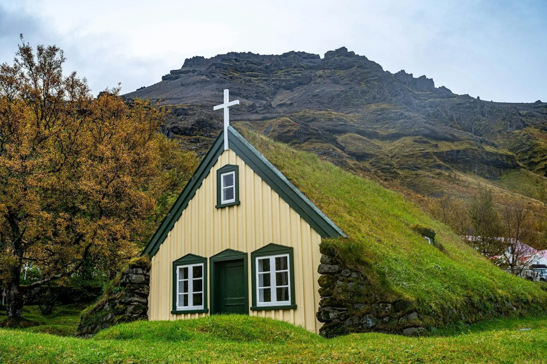 Jökulsárlón und die Gletscher Islands: 13 Tipps für den Südosten 19 Die Torfkirche Hofskirkja