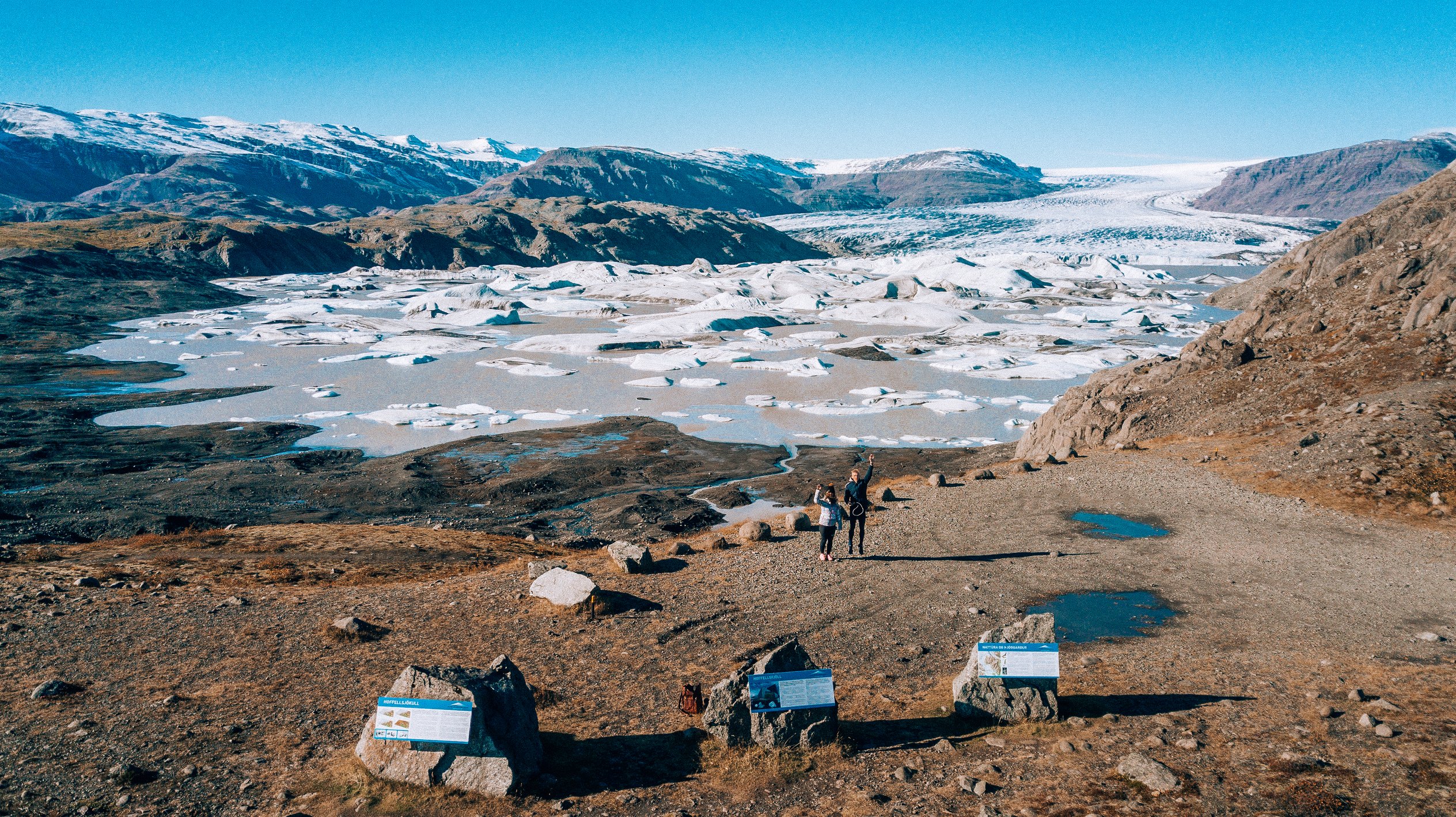 Jökulsárlón a ledovce jihovýchodního Islandu: 12 tipů, co vidět a dělat 15 Panoramatický výhled na ledovec Hoffellsjökull s plovoucími ledovci