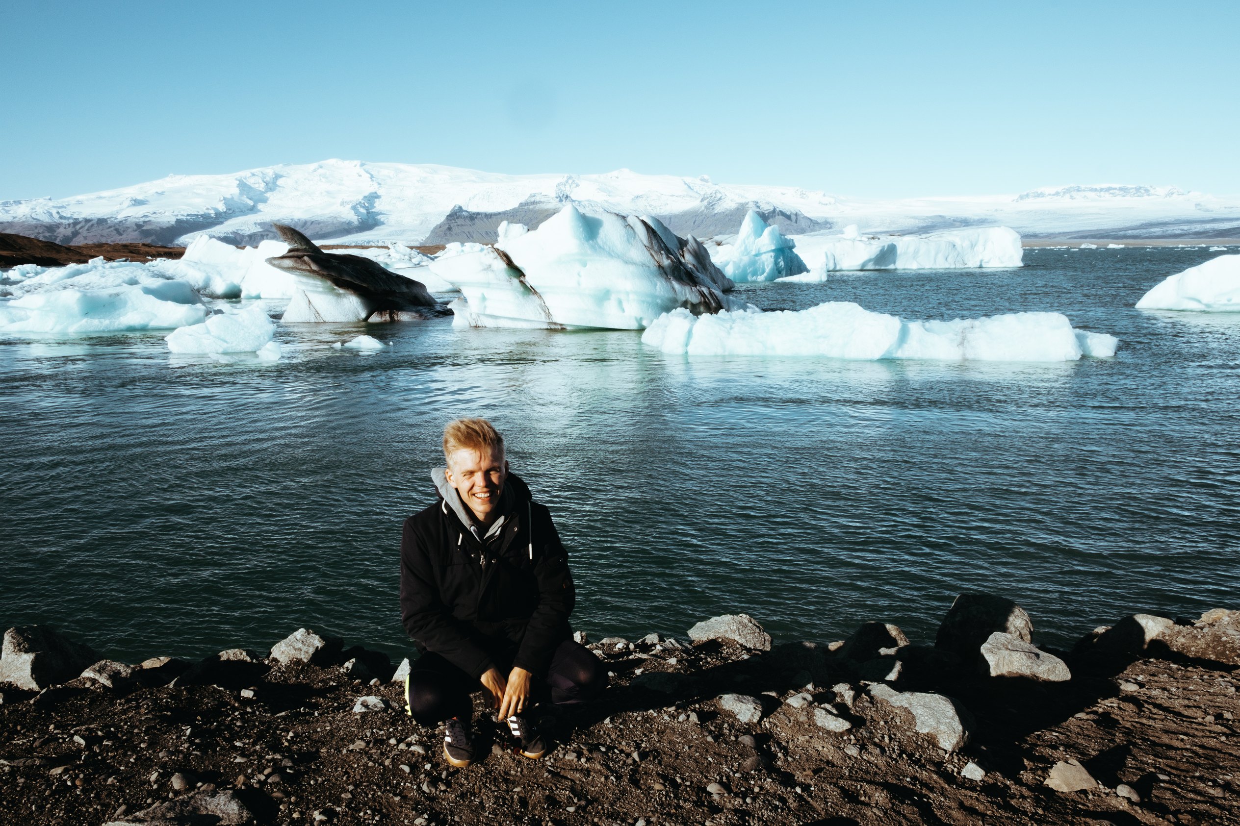 Jökulsárlón a ledovce jihovýchodního Islandu: 12 tipů, co vidět a dělat 3 turista u Jökulsárlón s plovoucími ledovci v pozadí