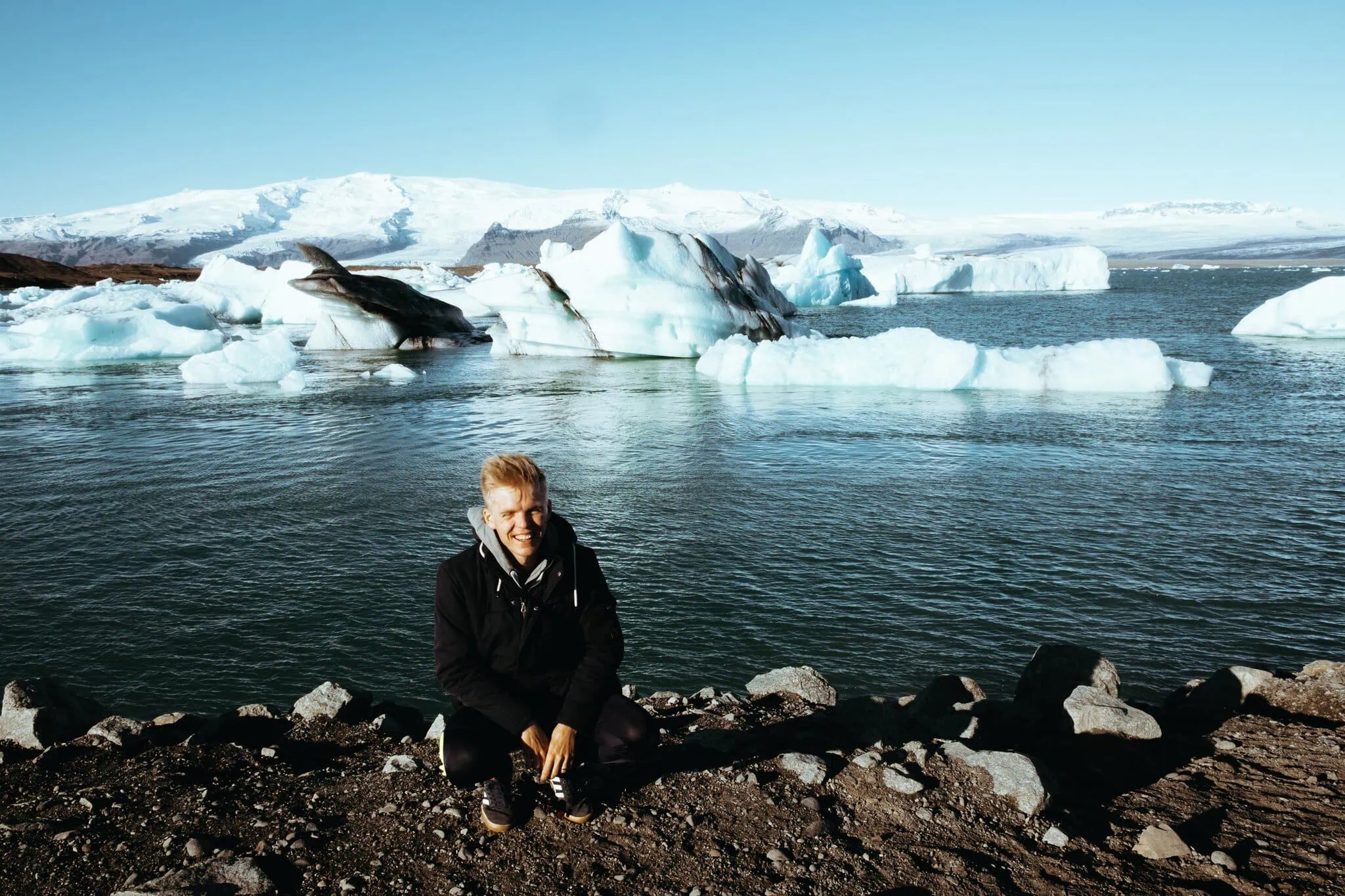 Jökulsárlón und die Gletscher Islands: 13 Tipps für den Südosten 3 Tourist am Jökulsárlón mit treibenden Gletschern im Hintergrund