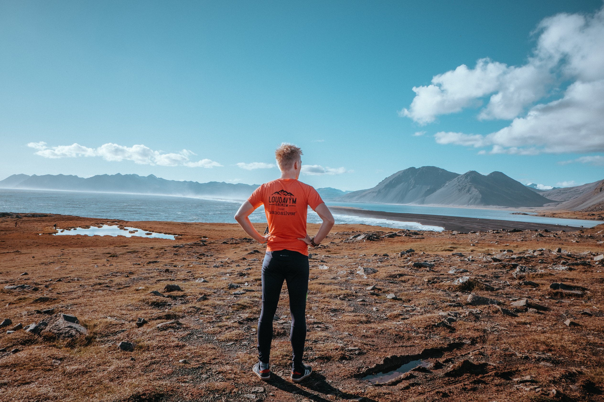 Jökulsárlón a ledovce jihovýchodního Islandu: 12 tipů, co vidět a dělat 18 muž v oranžovém tričku před horou Eystrahorn na Islandu