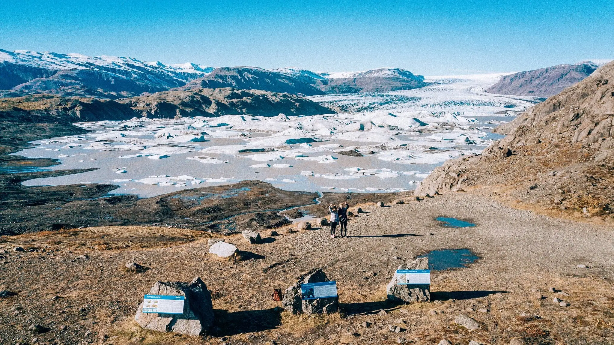 Jökulsárlón und die Gletscher Islands: 13 Tipps für den Südosten 14 Panoramablick auf den Gletscher Hoffellsjökull mit Informationstafeln