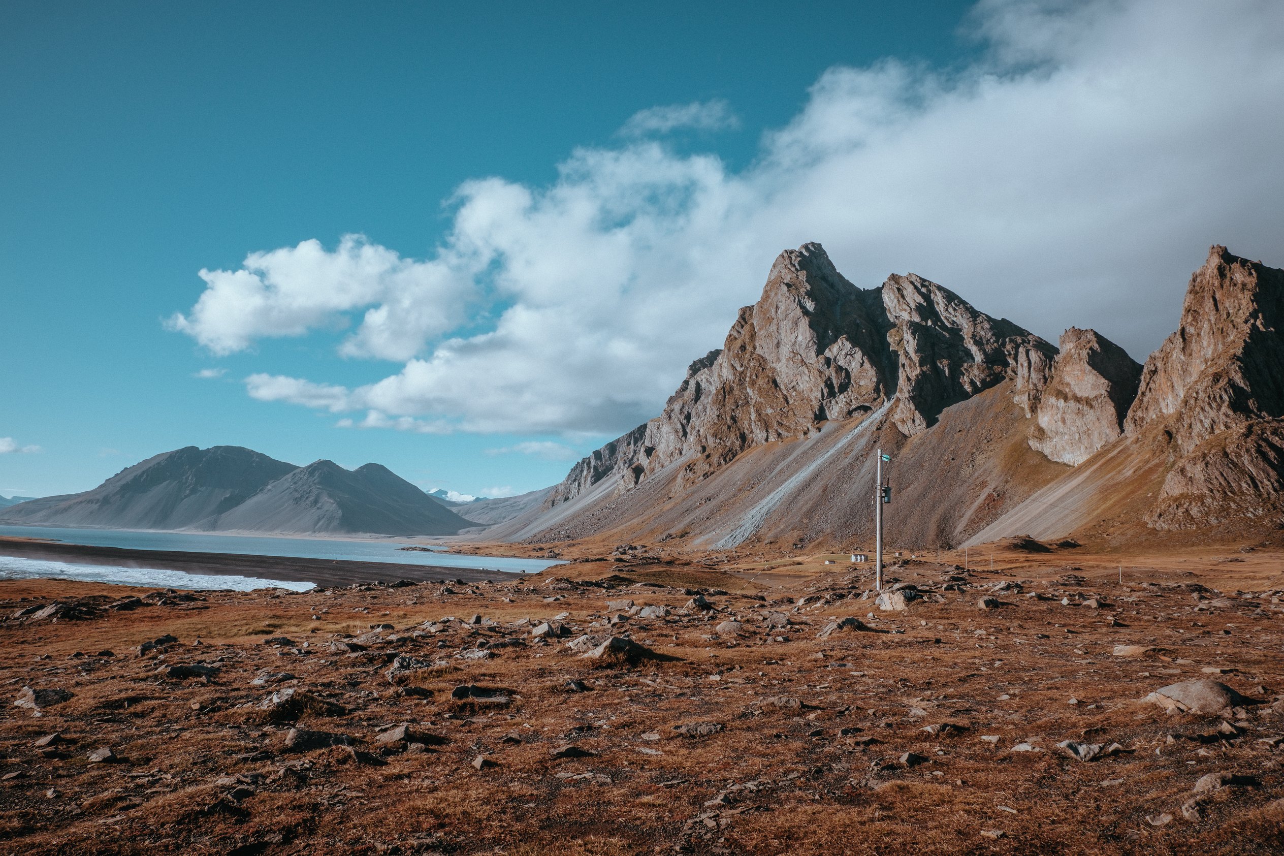 Dramatická hora Eystrahorn nad podzimní tundrou na jihovýchodě Islandu