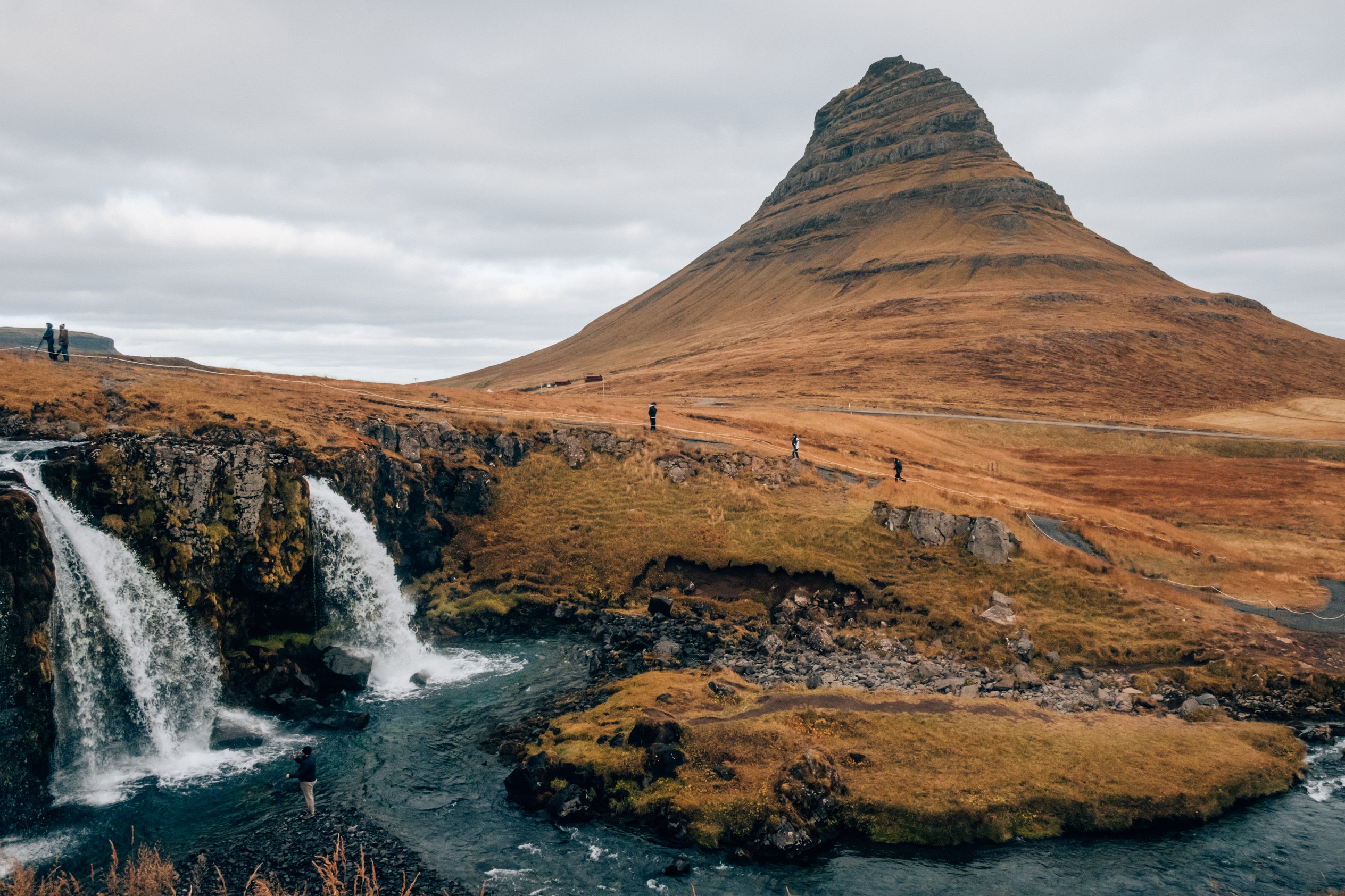 Hora Kirkjufell a vodopád Kirkjufellsfoss v podzimních barvách