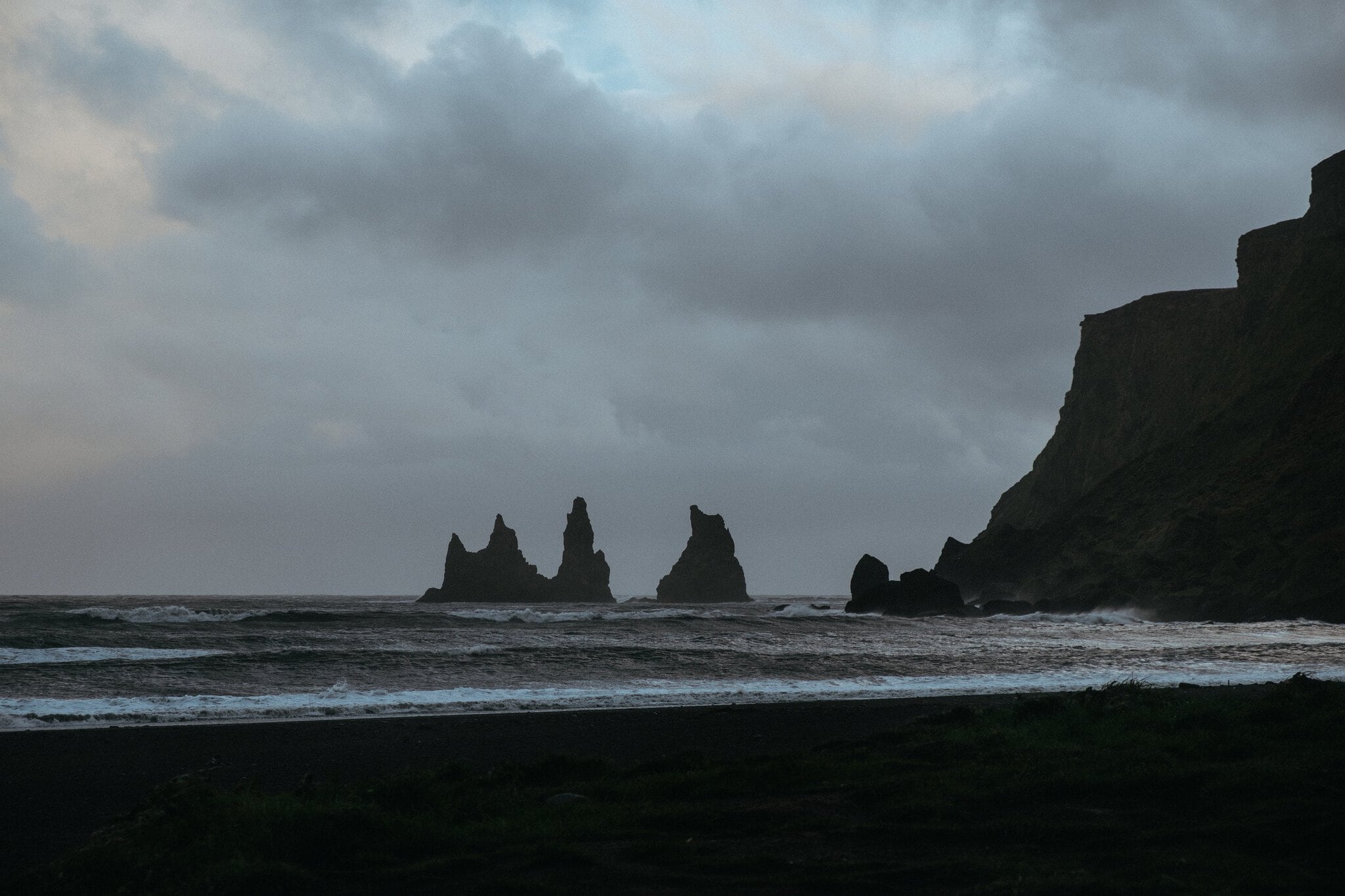 Islanda: ghid complet — ce să vezi, când să mergi și cât costă în 2026 19 Plaja neagră Reynisfjara cu stâncile ascuțite Reynisdrangar din sudul Islandei