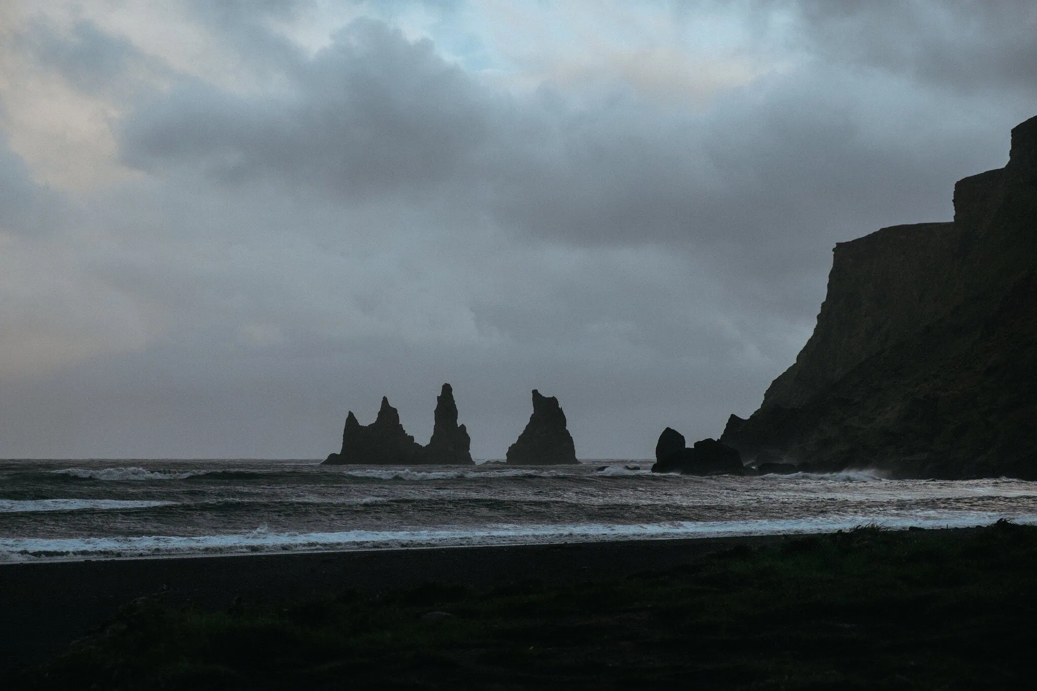 Costa sur de Islandia: 12 cosas que ver y hacer 17 Playa negra de Reynisfjara con las agujas de roca Reynisdrangar