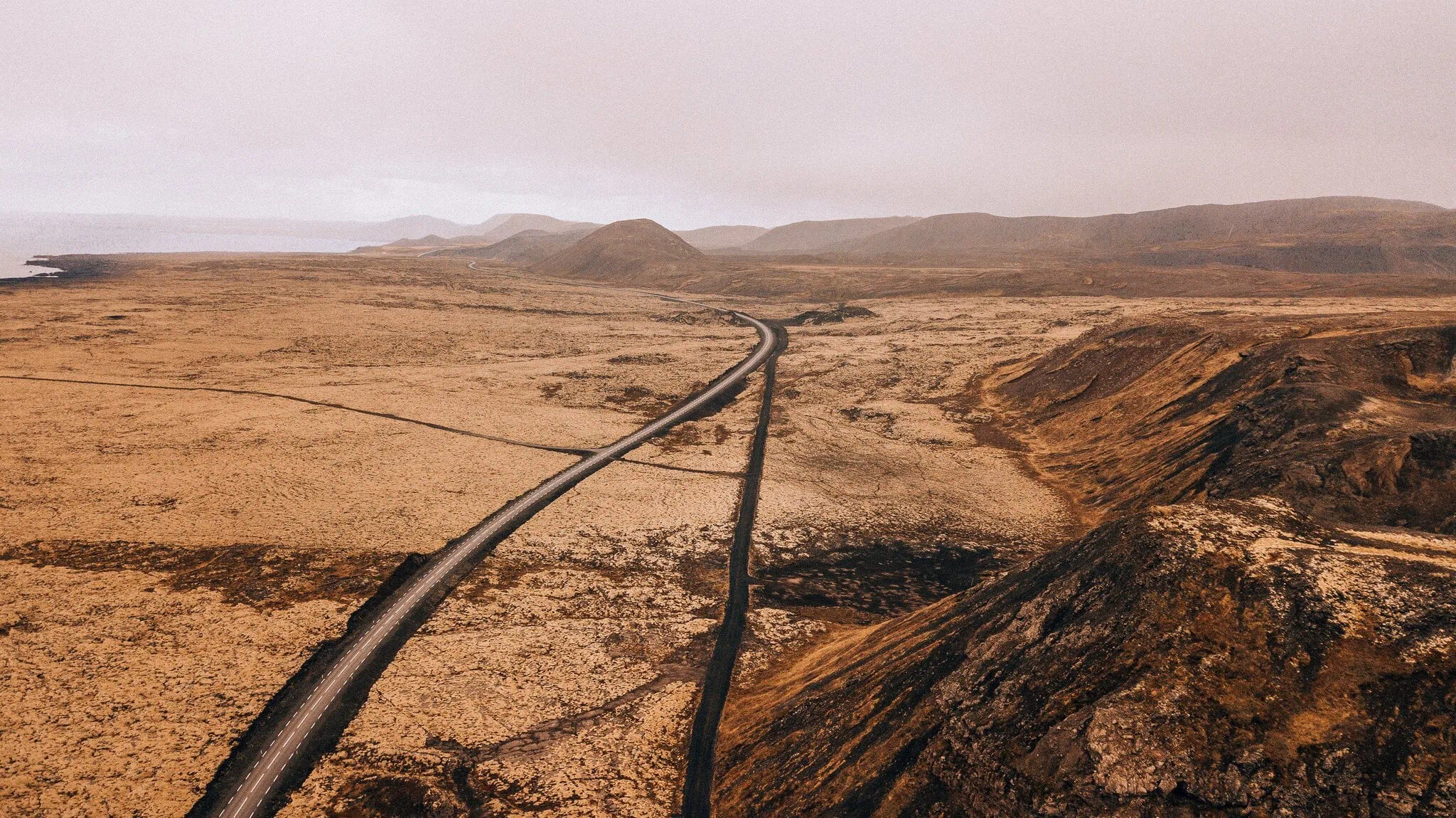Auto huren op IJsland en stressvrij rijden: complete gids 1 Weg die door het IJslandse landschap snijdt tijdens een roadtrip