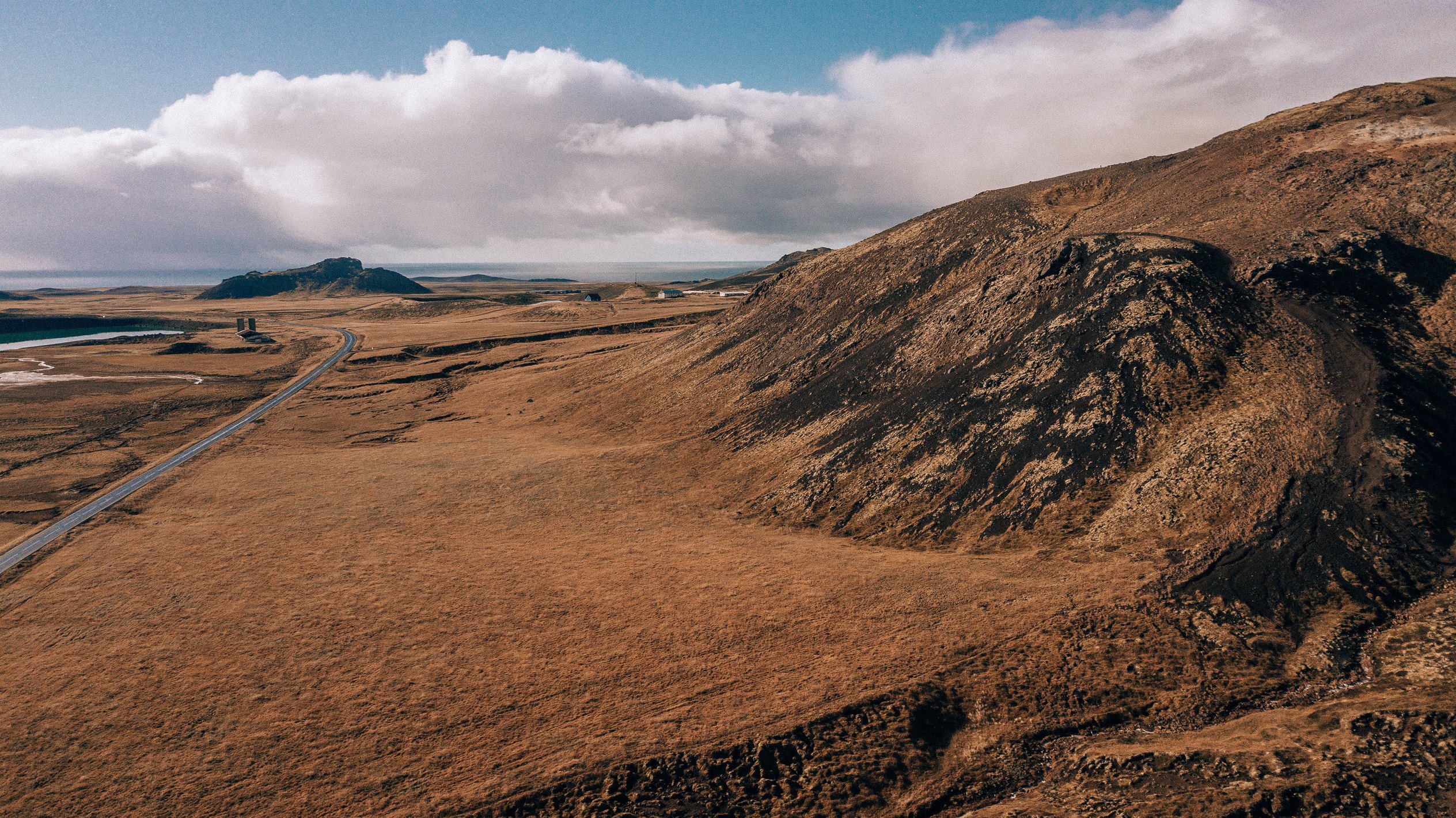 vulkanische heuvel en weg op het schiereiland Reykjanes op IJsland