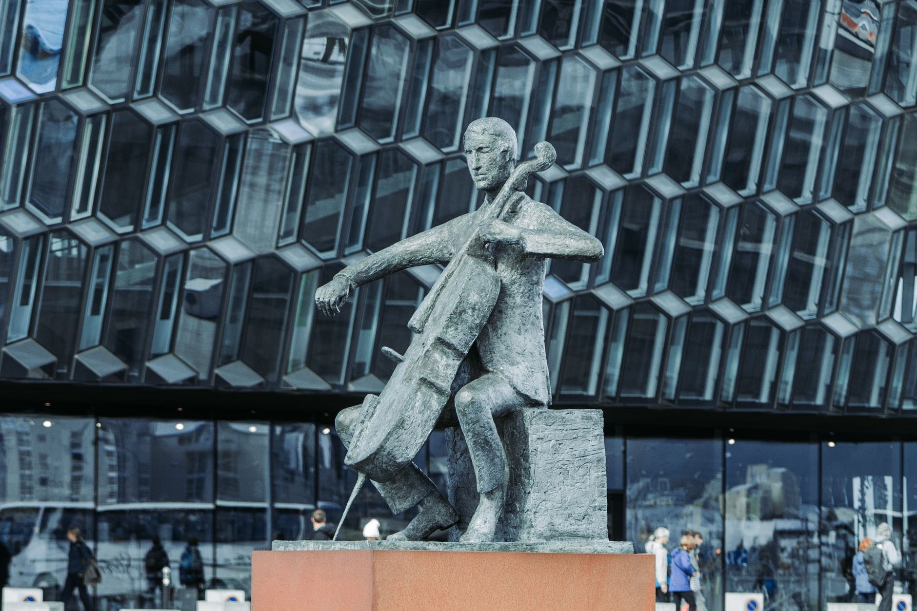 De glazen concertzaal Harpa aan de kade van Reykjavík