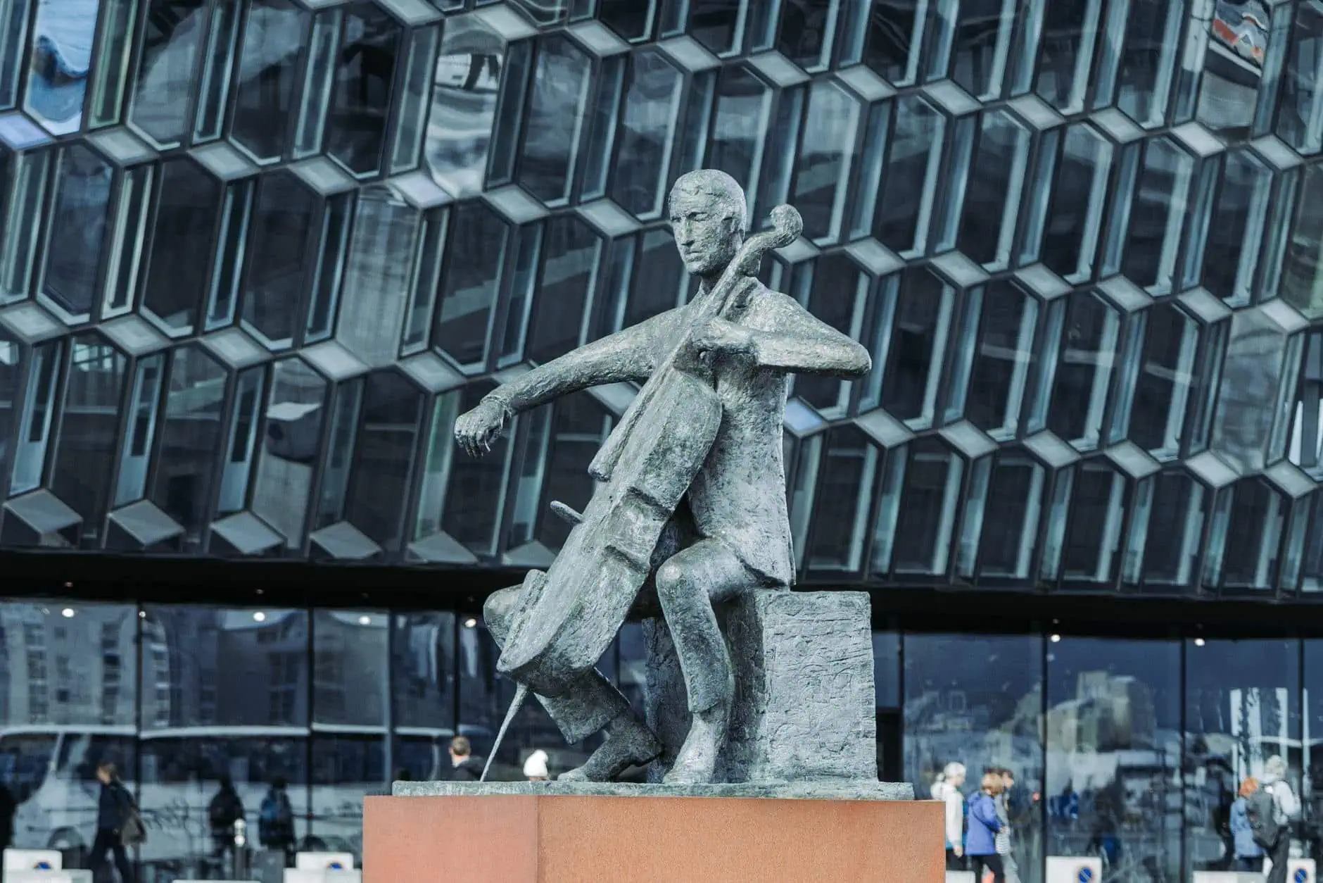 Reykjavík, Island: 15 Tipps, was man sehen und erleben sollte 4 Die verglaste Konzerthalle Harpa an der Uferpromenade von Reykjavík
