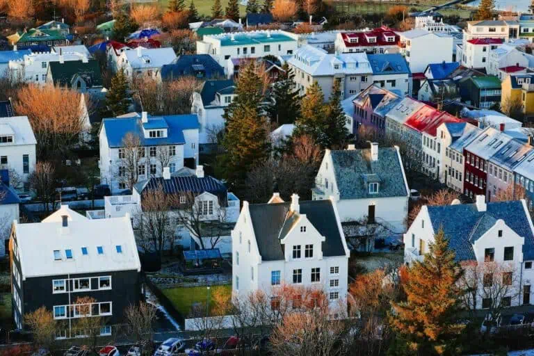 Barevné domy a střechy Reykjavíku, nejsevernějšího hlavního města světa