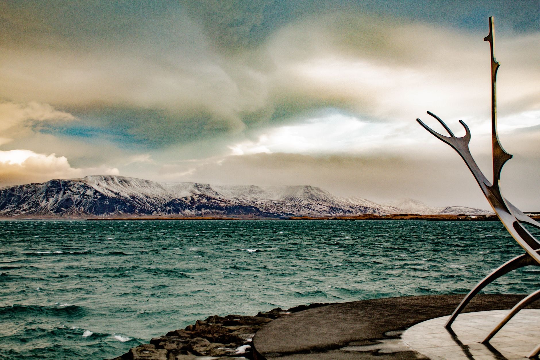 Het beeld Sun Voyager (Sólfar) aan de kust van Reykjavík