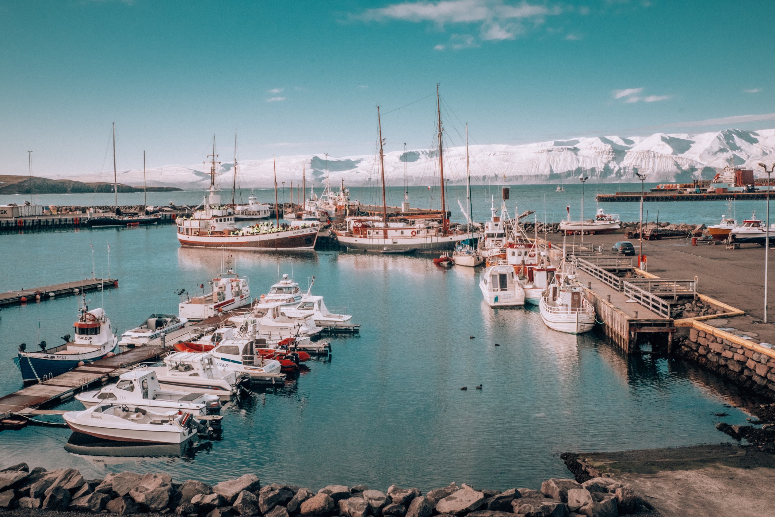 Islande du Nord et Diamond Circle : 12 choses à voir et à faire en 2026 20 port de Húsavík avec des bateaux de pêche et des montagnes enneigées