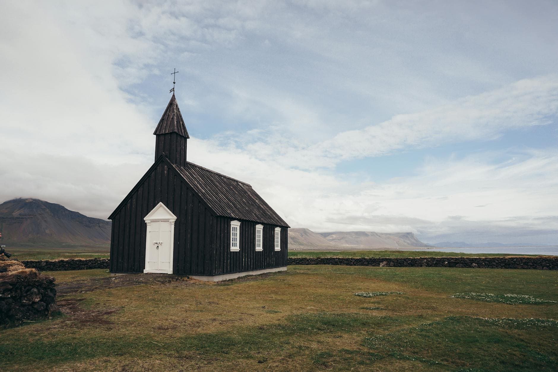 Snæfellsnes, Islanda: 12 lucruri de văzut și făcut 2026 16 Biserica neagră Búðakirkja în câmpul de lavă