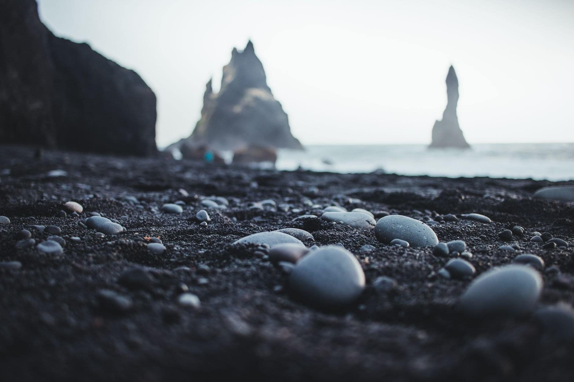 Snæfellsnes, Islanda: 12 lucruri de văzut și făcut 2026 11 Plaja neagră cu pietricele Djúpalónssandur