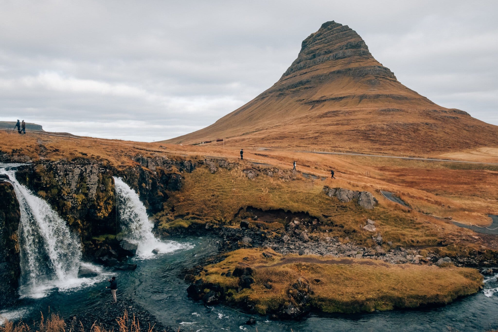 Snæfellsnes, Islanda: 12 lucruri de văzut și făcut 2026 4 cascada Kirkjufellsfoss și muntele Kirkjufell din Islanda