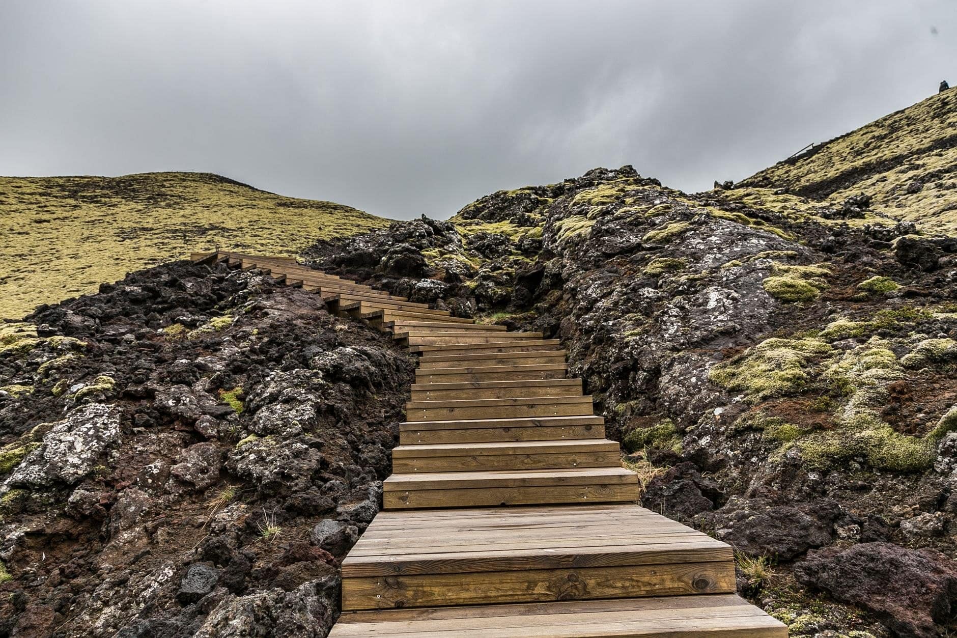 Snæfellsnes, Islanda: 12 lucruri de văzut și făcut 2026 8 Scările spre craterul vulcanic Saxhóll