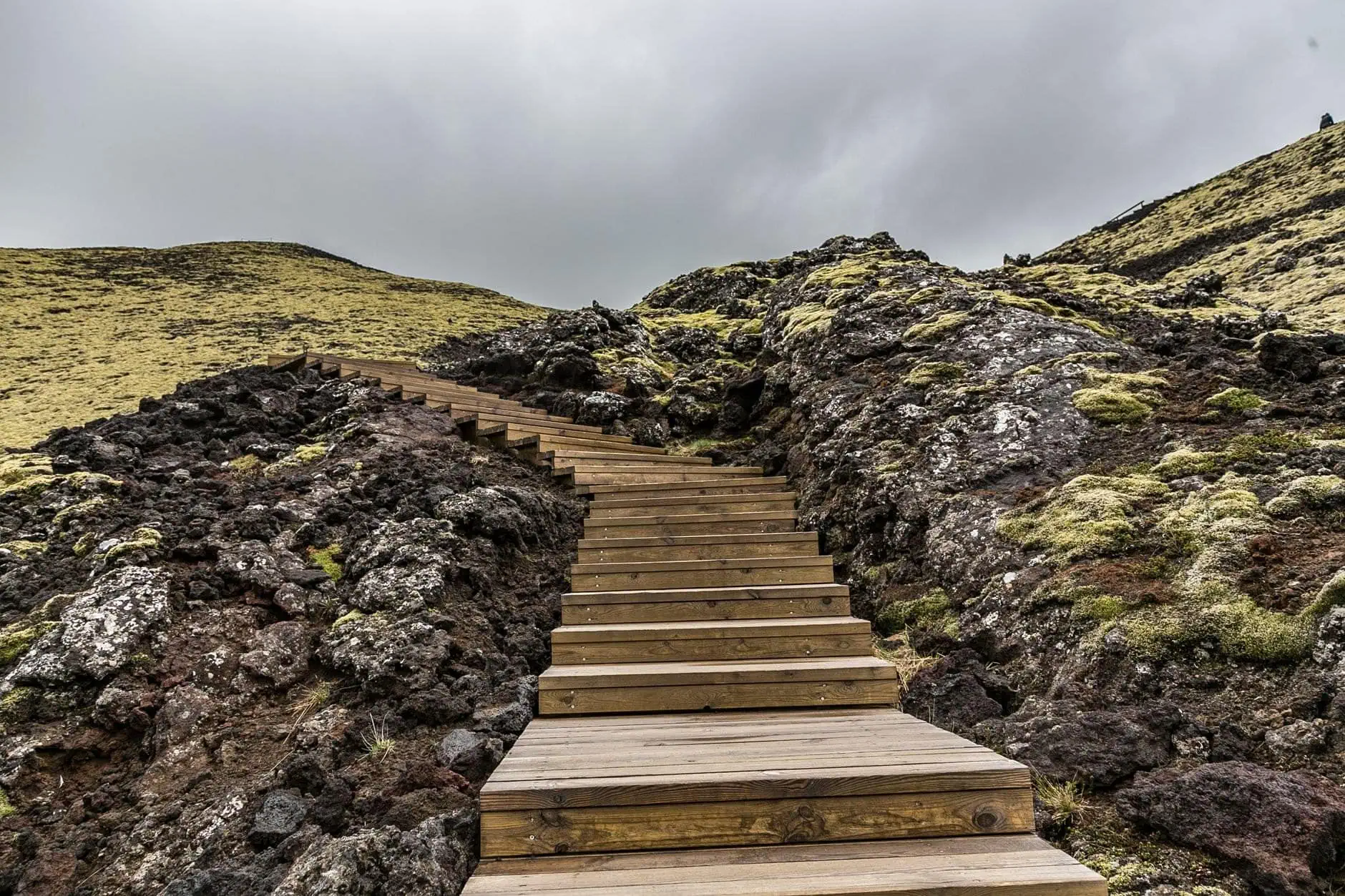 Snæfellsnes na Islandii: 12 atrakcji – co zobaczyć i robić 2026 8 Schody do krateru wulkanicznego Saxhóll