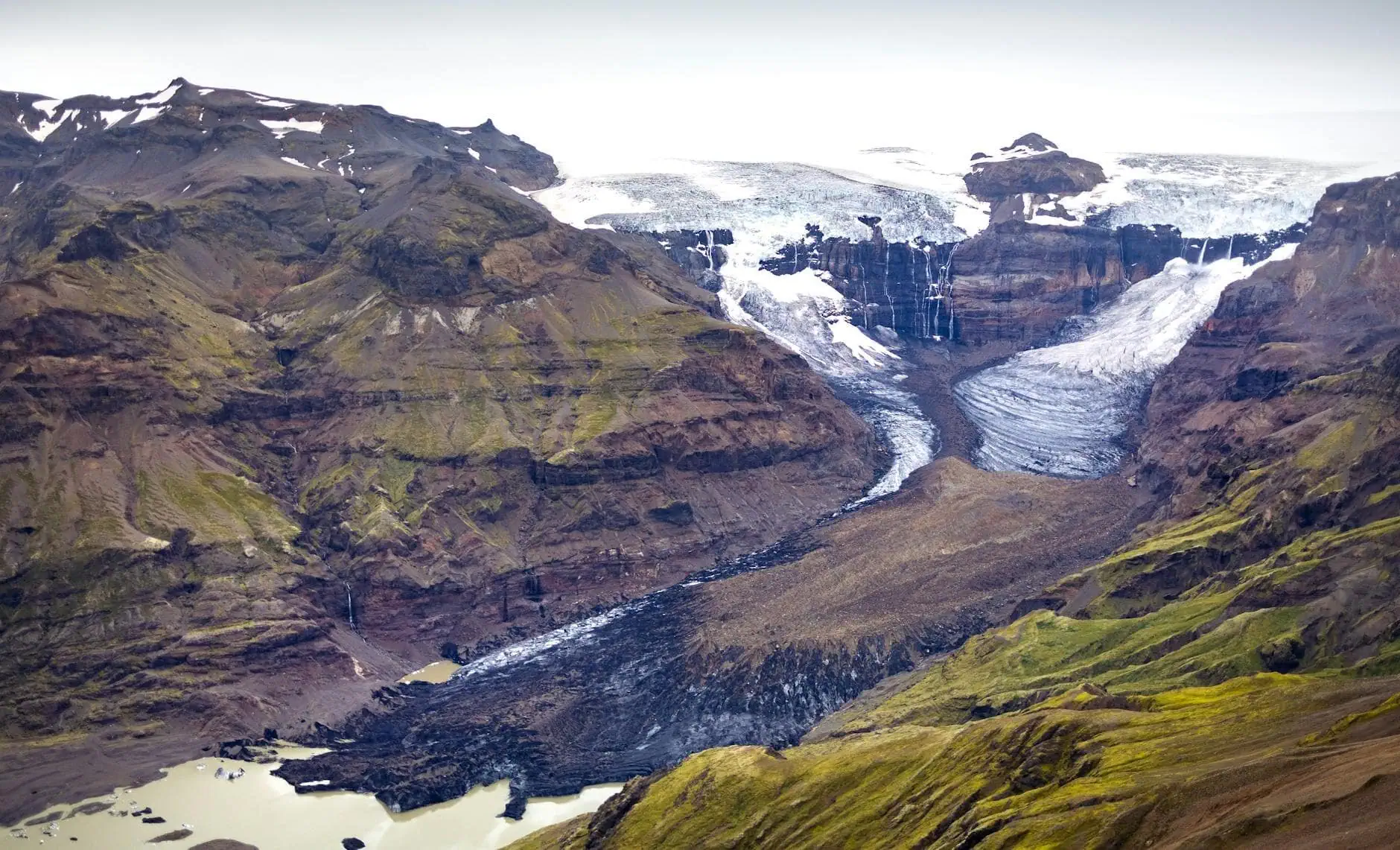 Volcans en Islande : Reykjanes actif, cratères et où voir la lave en 2026 18 Marcher sur les glaciers Sólheimajökull et Skaftafell