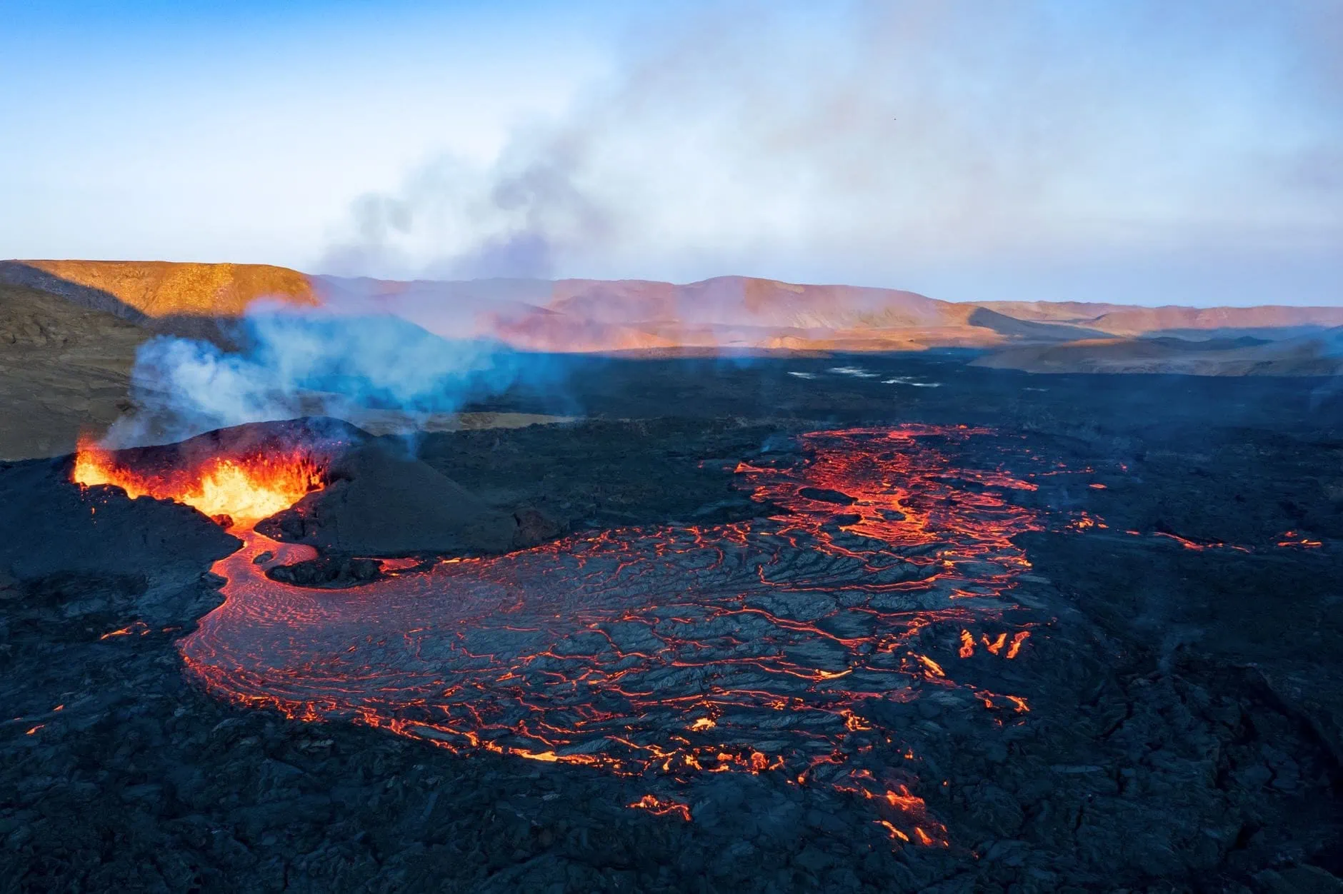 Volcans en Islande : Reykjanes actif, cratères et où voir la lave en 2026 7 Grindavík évacué et les champs de lave de Fagradalsfjall