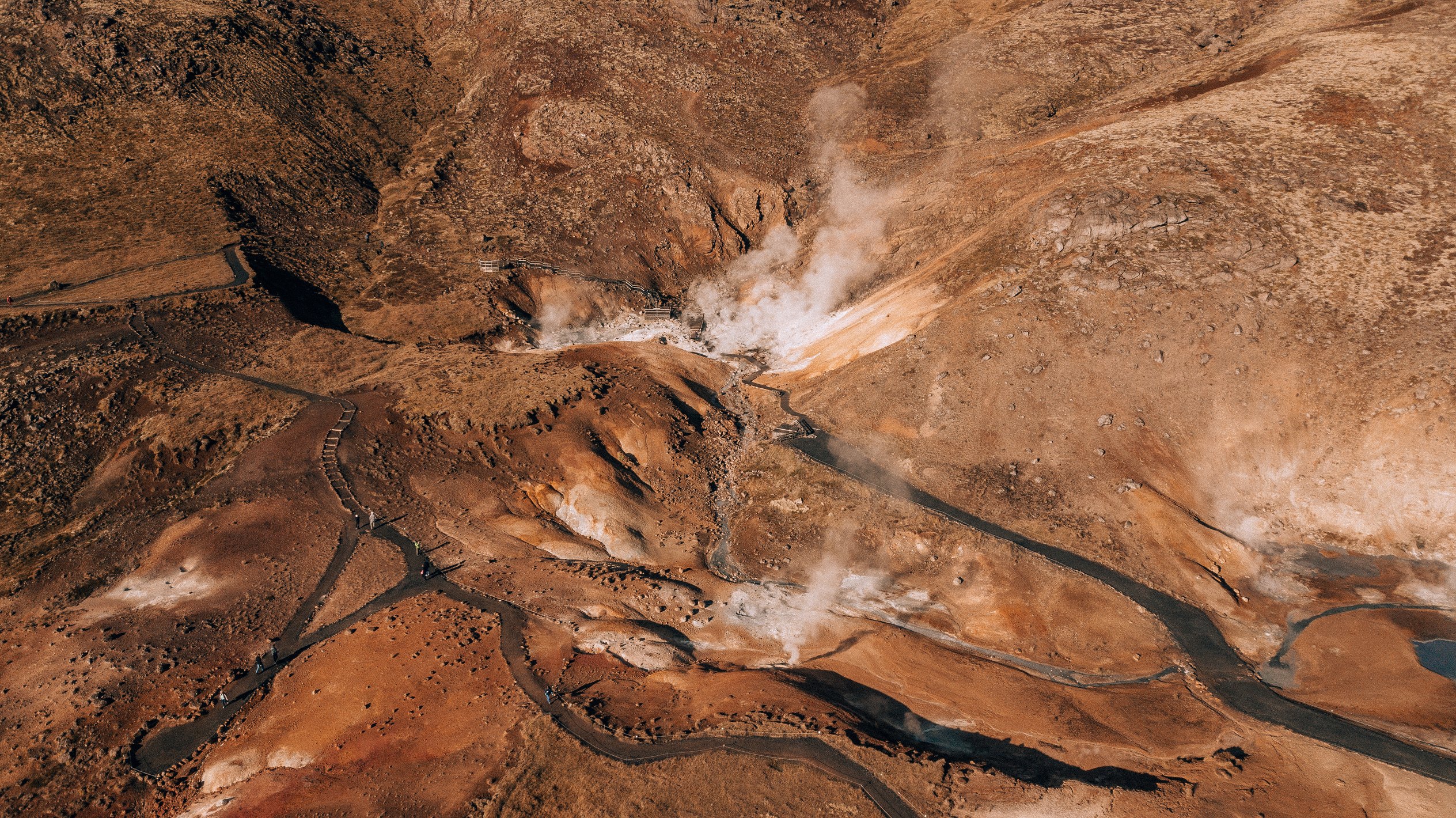 vue aérienne de la zone géothermique de Krýsuvík avec ses fumerolles