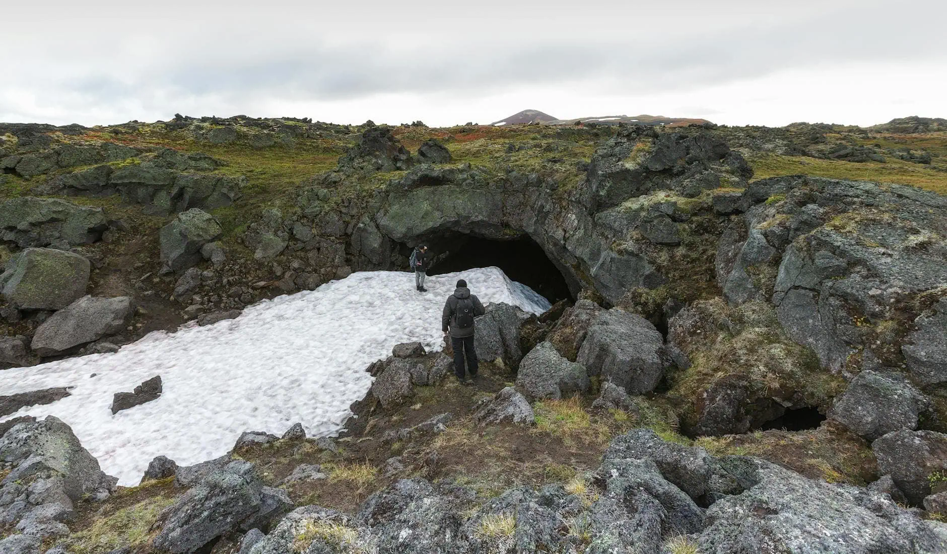 Volcans en Islande : Reykjanes actif, cratères et où voir la lave en 2026 11 Les grottes de lave Raufarhólshellir et Vatnshellir