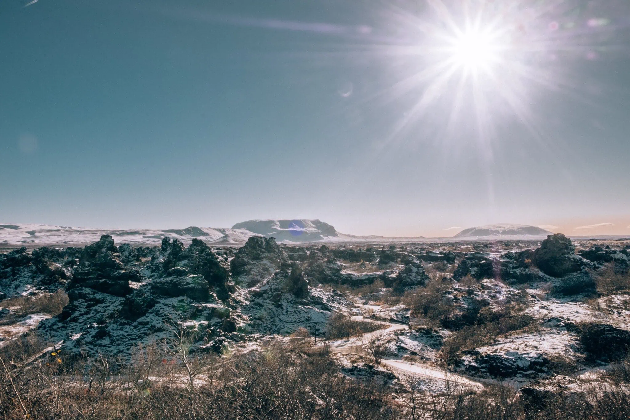Volcans en Islande : Reykjanes actif, cratères et où voir la lave en 2026 15 formations de lave enneigées de Dimmuborgir près du lac Mývatn en Islande