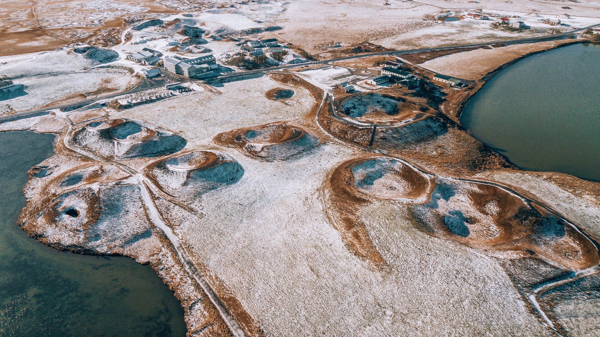 Vue aérienne des cratères de Krafla recouverts de la première neige