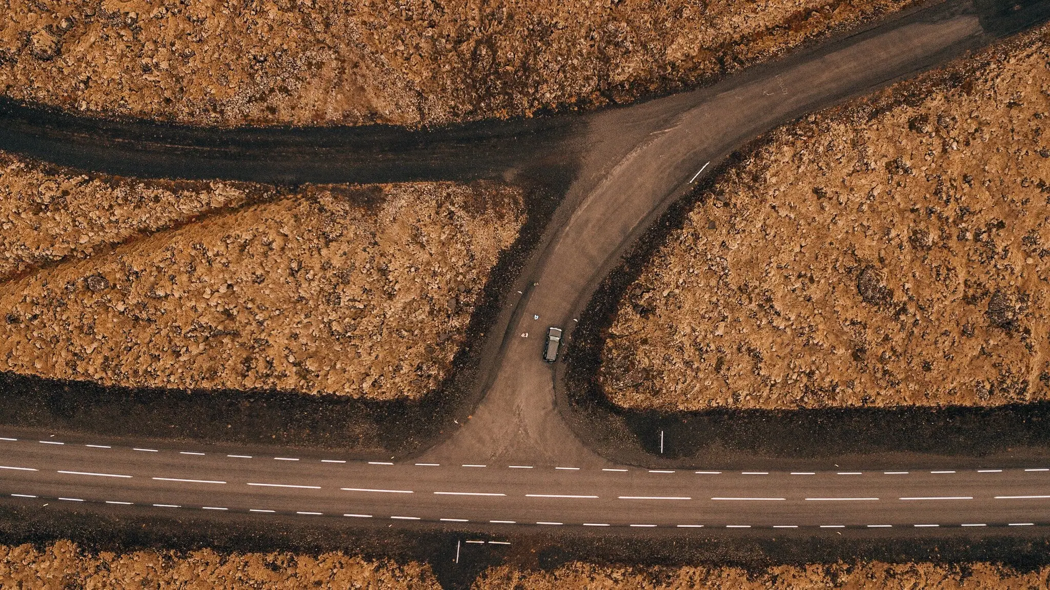 Vulkane auf Island: aktiver Reykjanes, Krater und Vulkanlandschaft 2 Straße durch die Lavafelder auf der Halbinsel Reykjanes